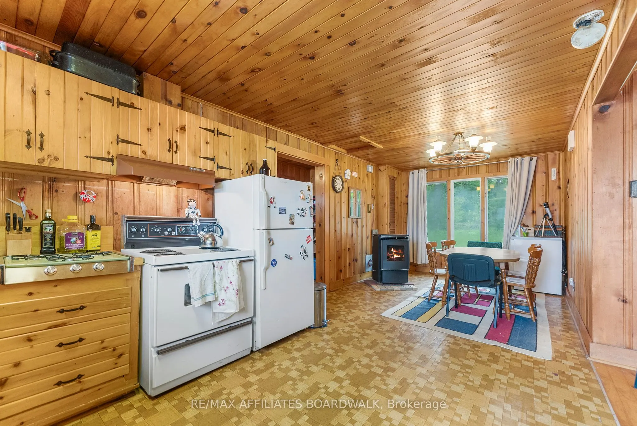 593 Mazinaw Lake