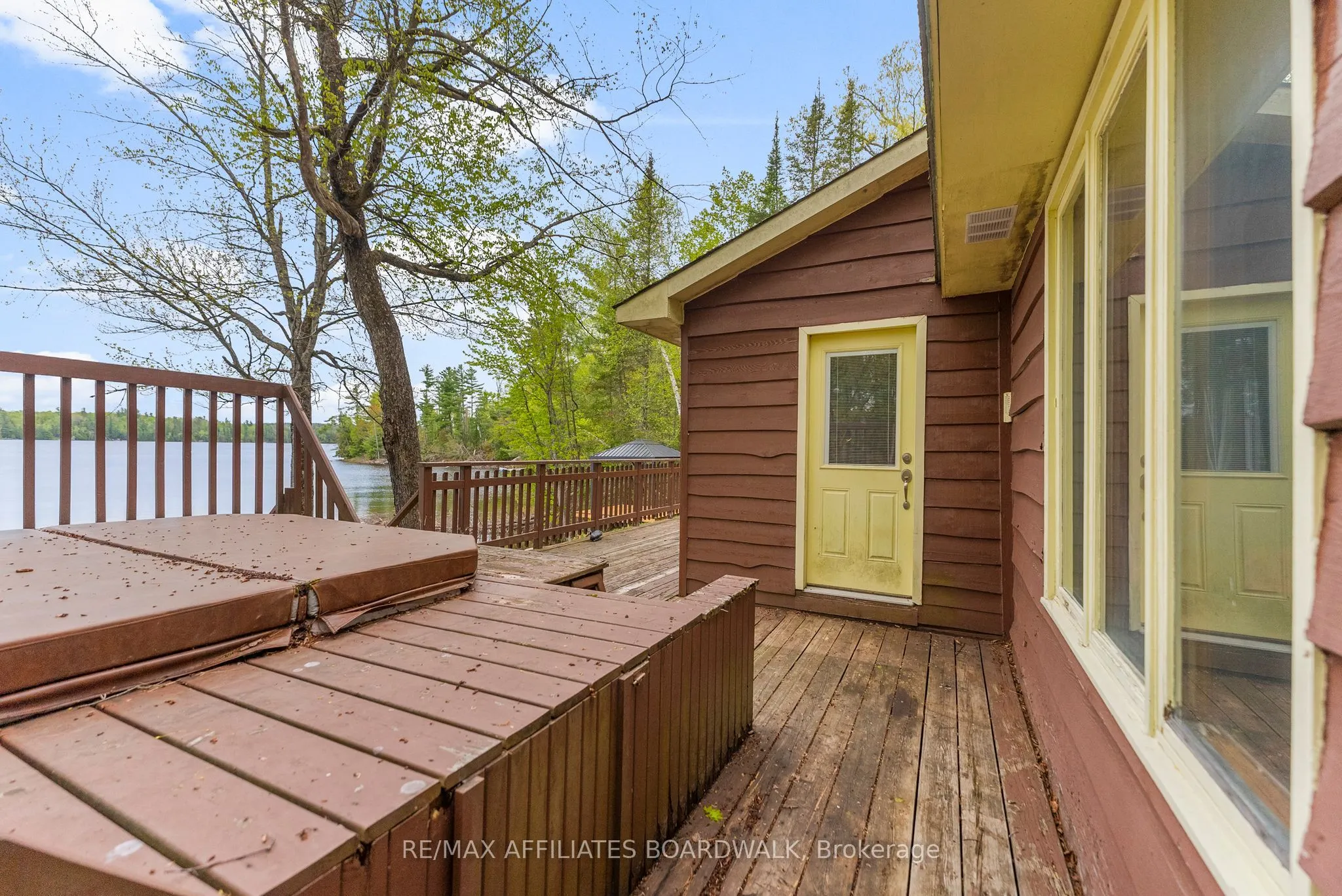 593 Mazinaw Lake