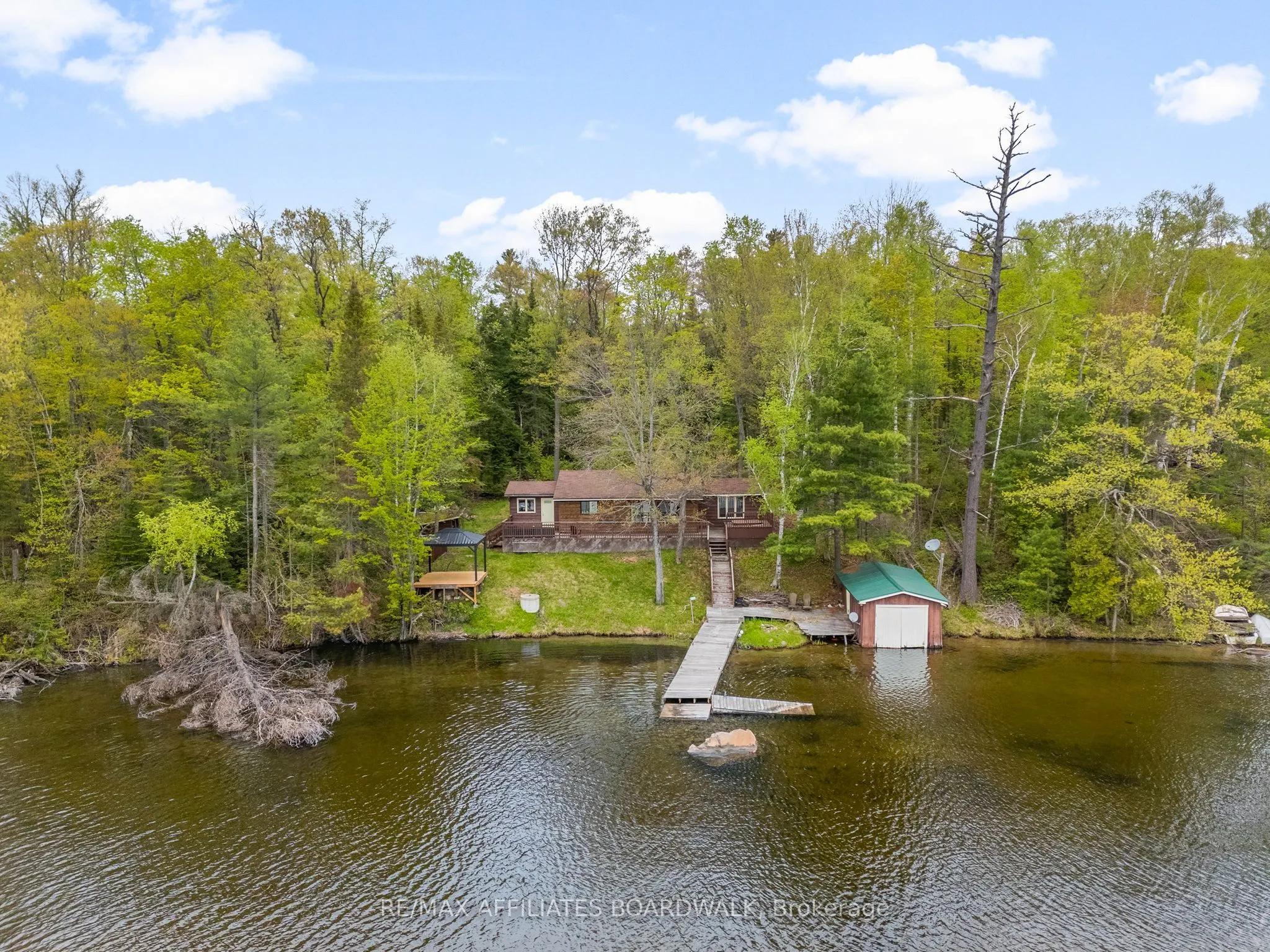 593 Mazinaw Lake