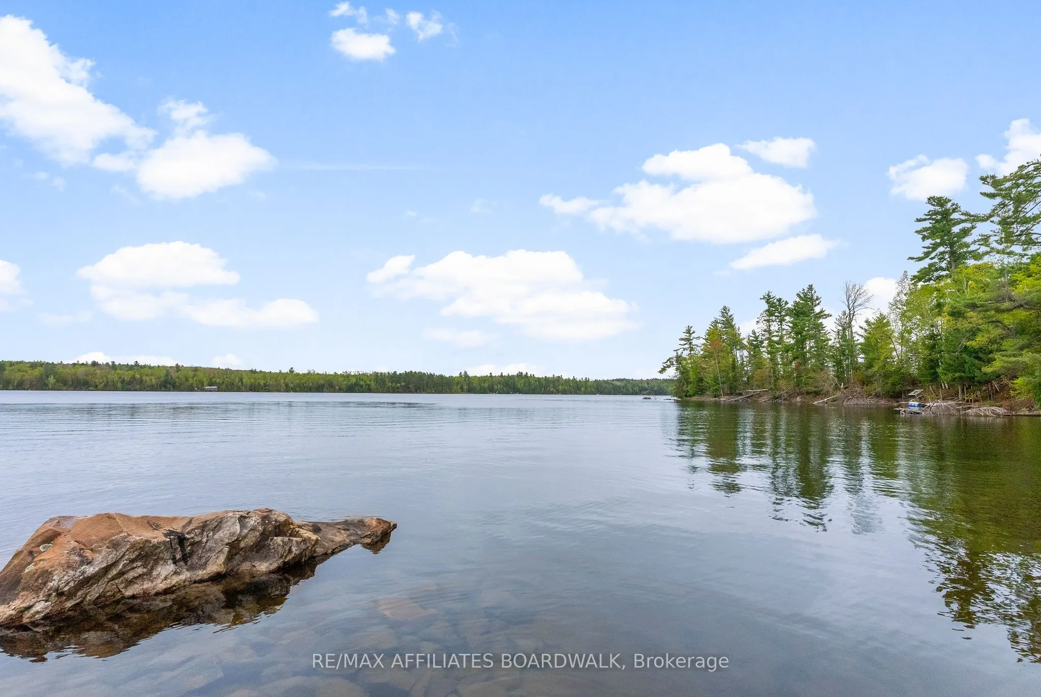 593 Mazinaw Lake