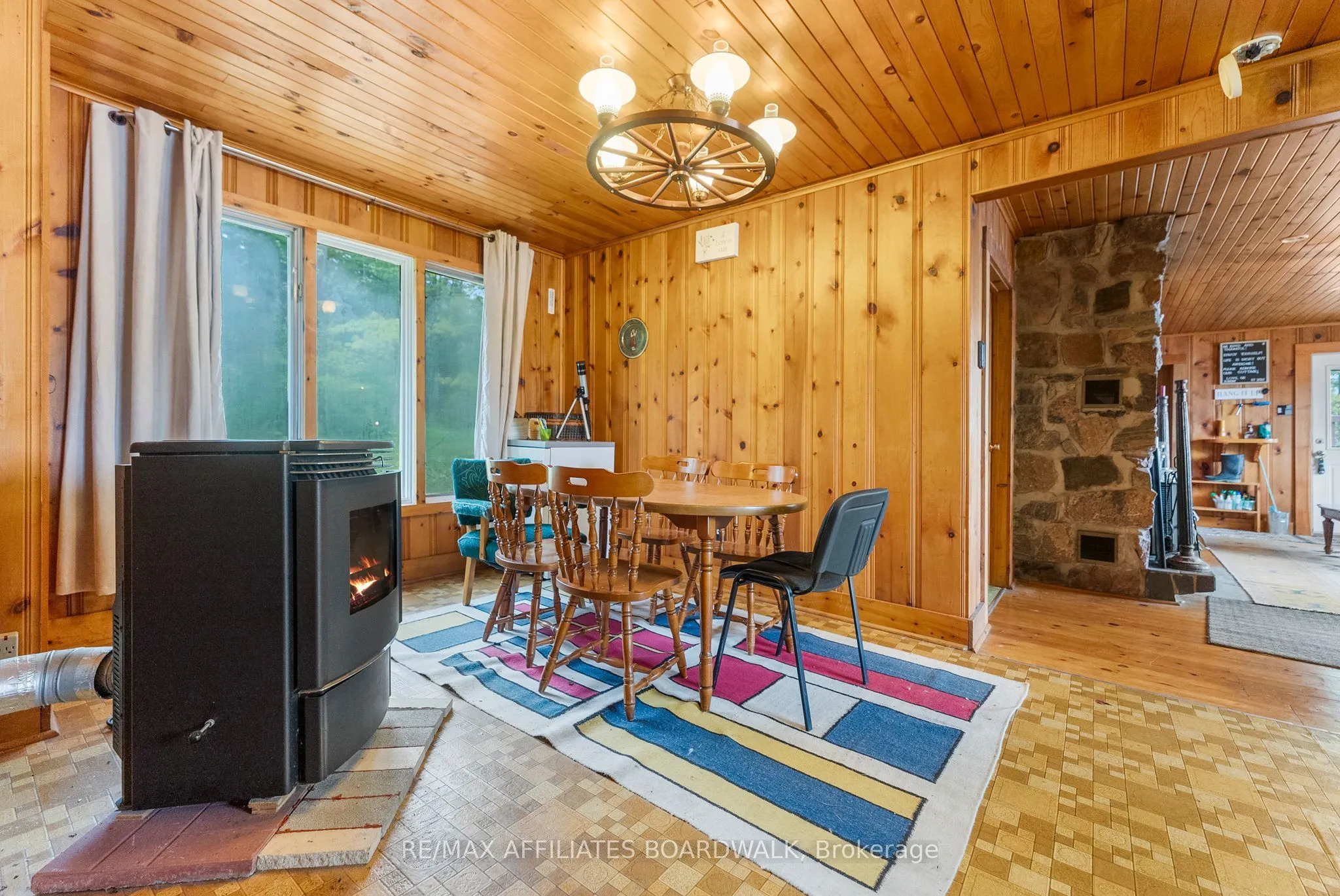 593 Mazinaw Lake