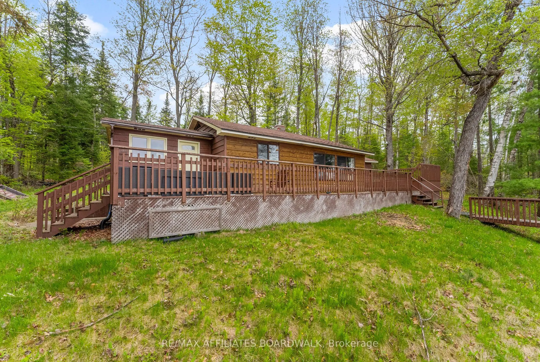 593 Mazinaw Lake