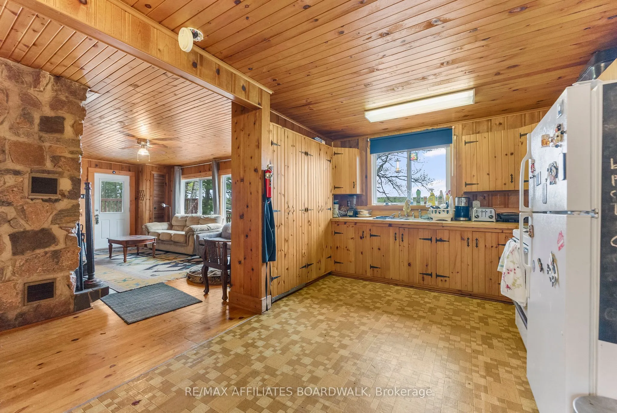 593 Mazinaw Lake