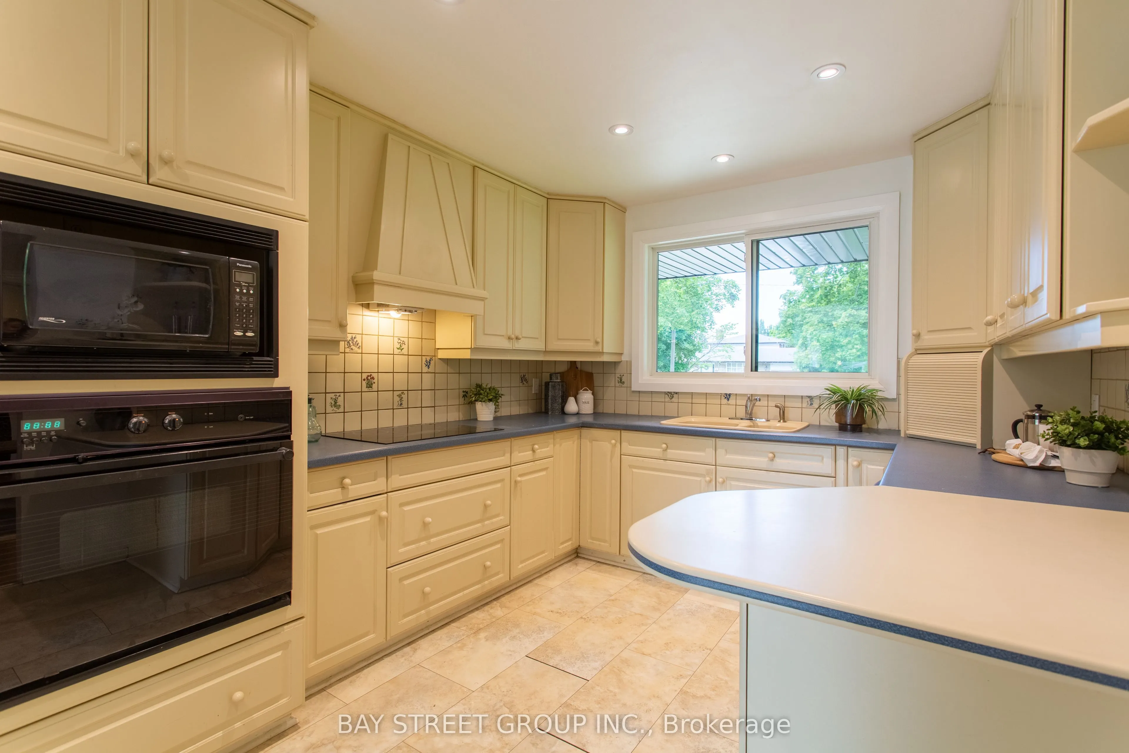 2 Parklane Crescent S