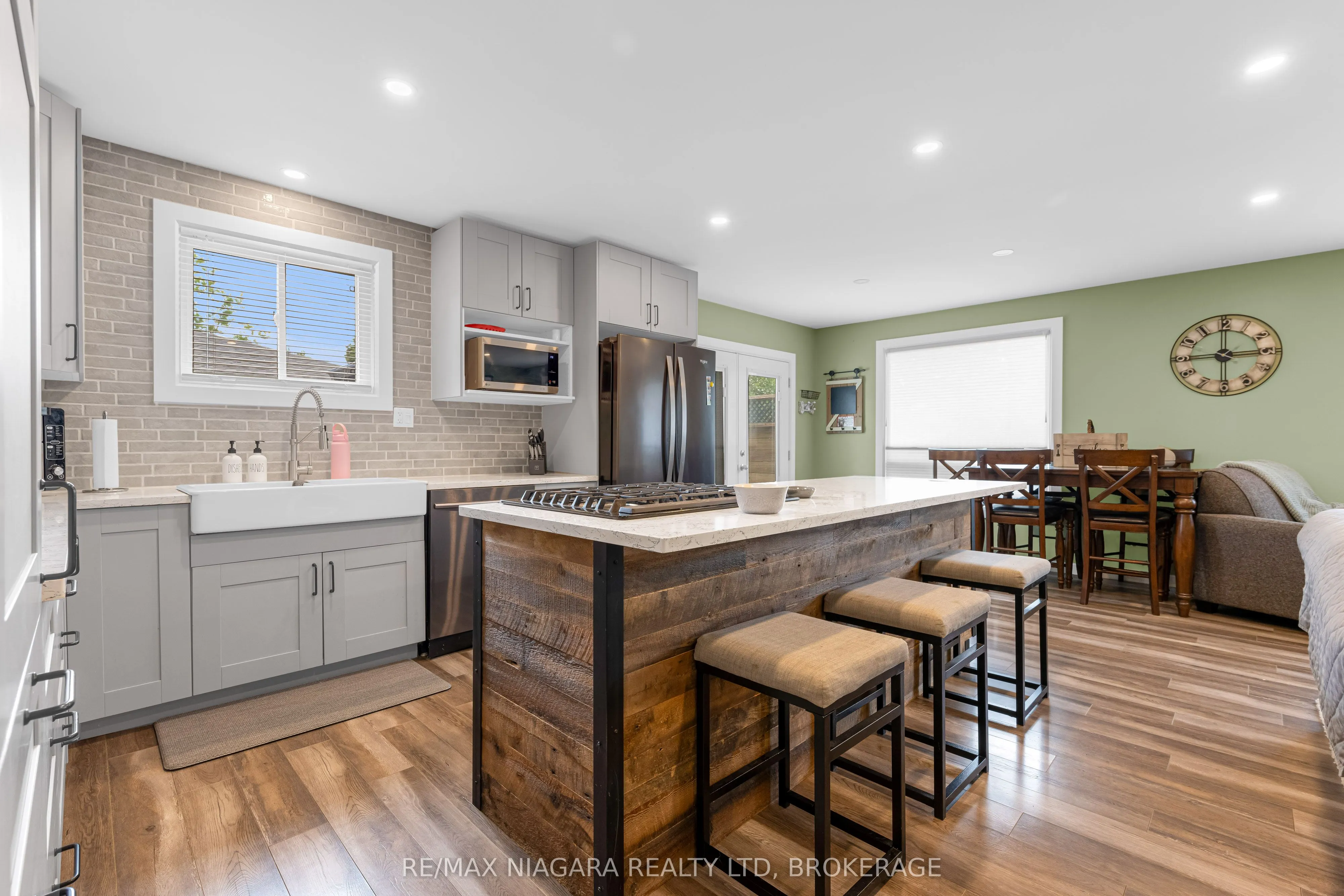 86 Leaside Drive