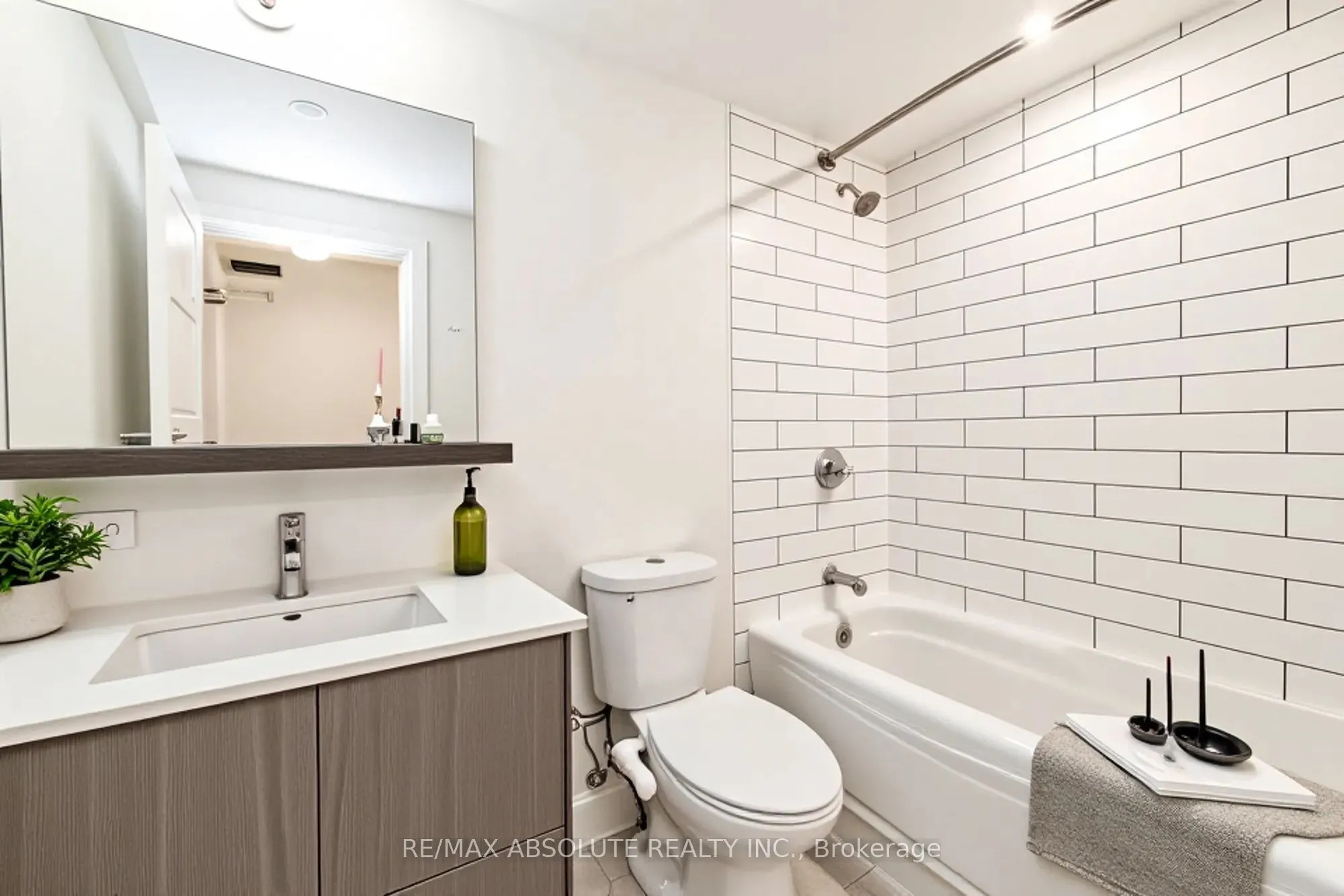 411 Mackay Street, #209