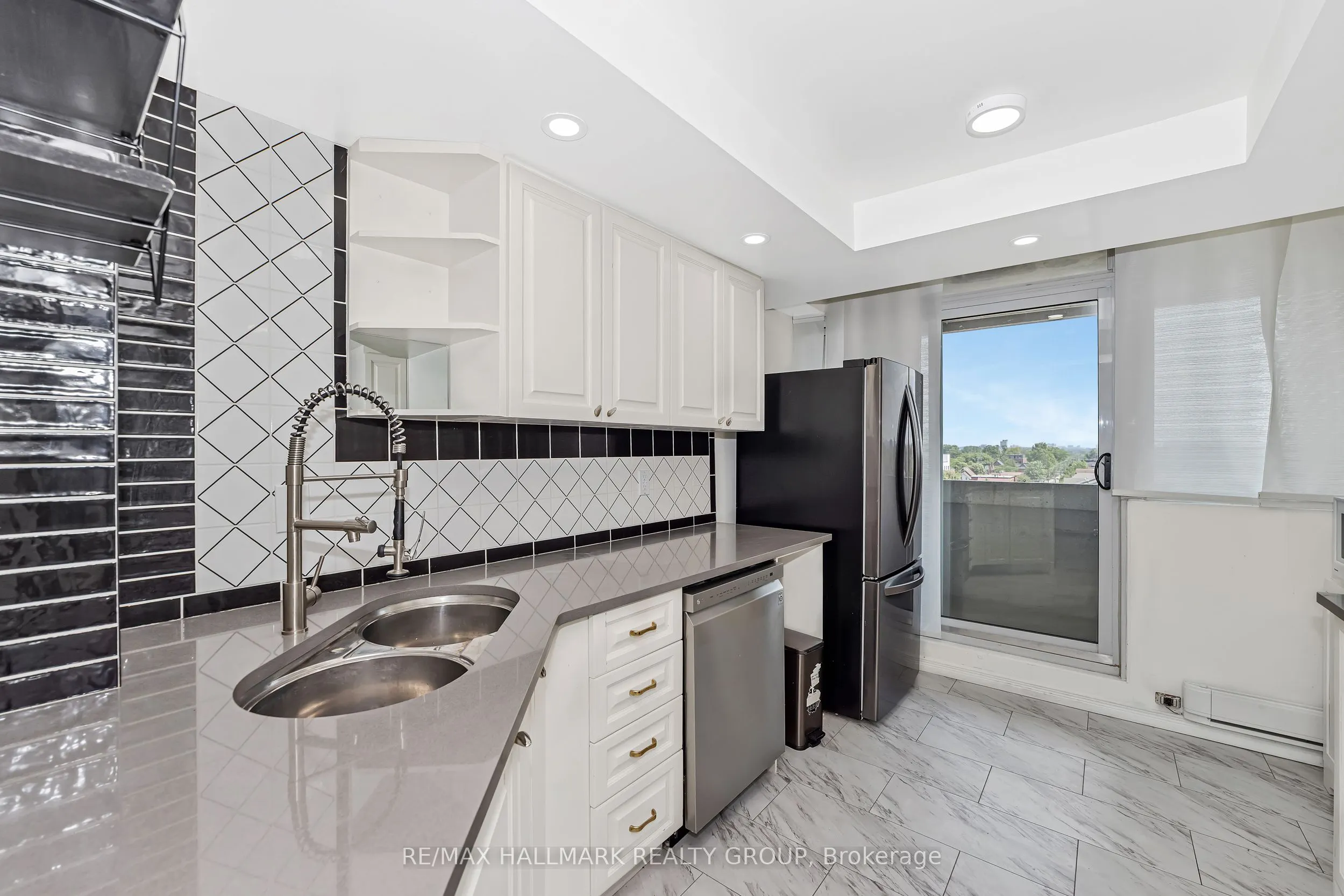500 Laurier Avenue W, #908