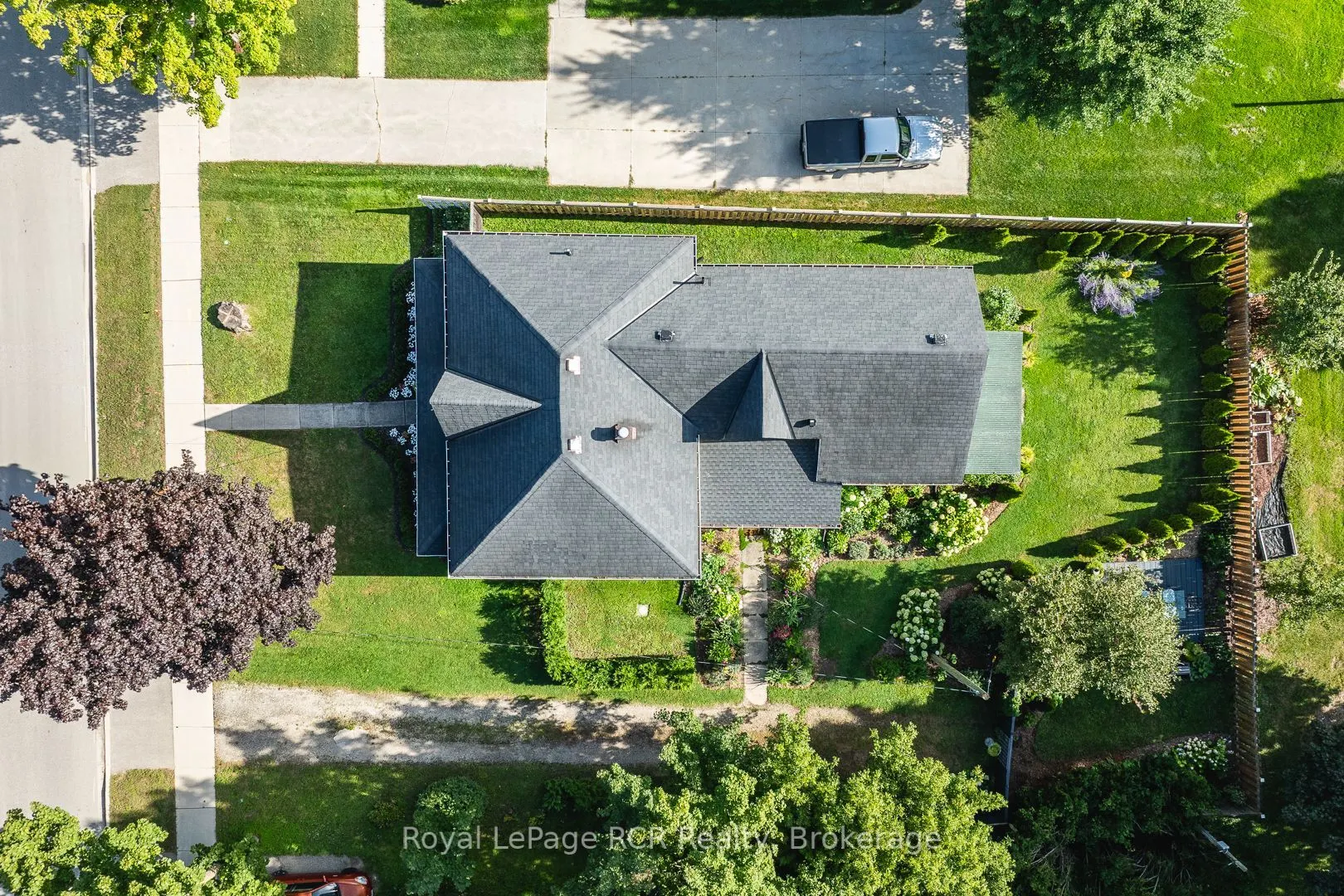 106 Bruce Street S