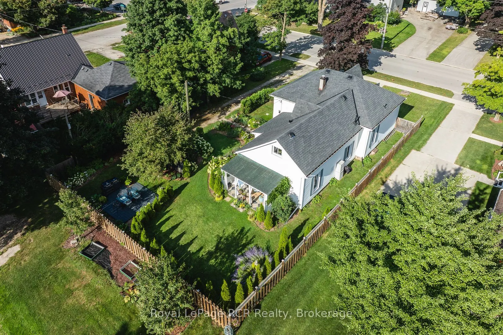 106 Bruce Street S