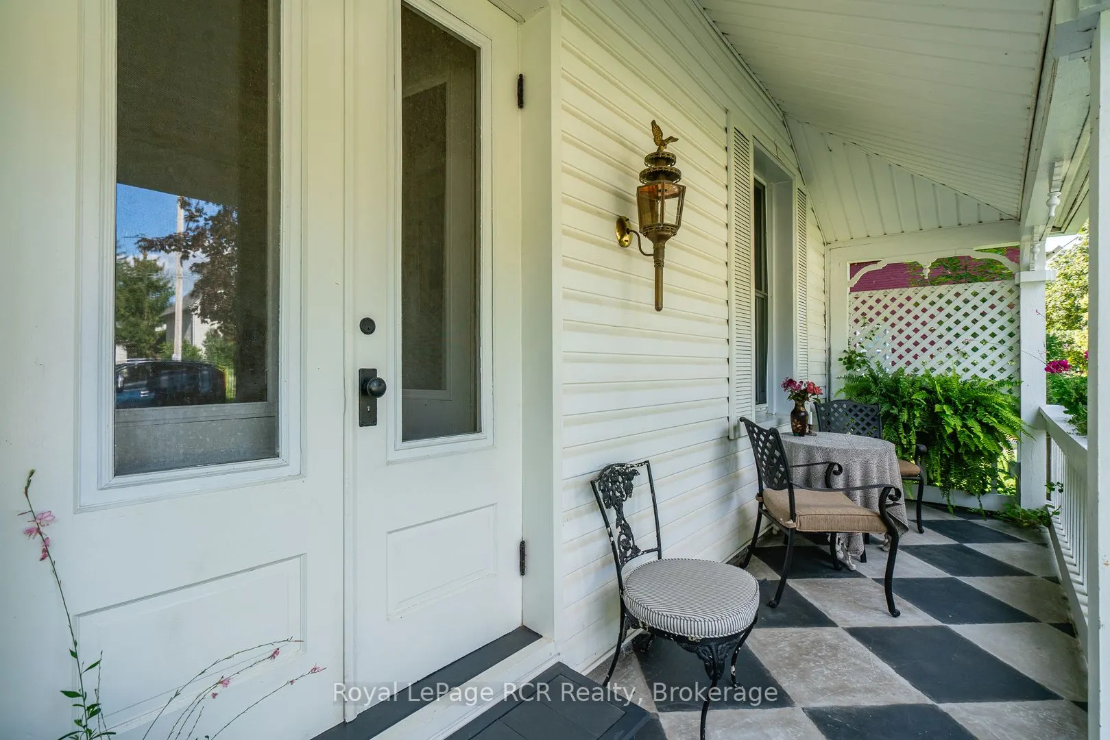 106 Bruce Street S
