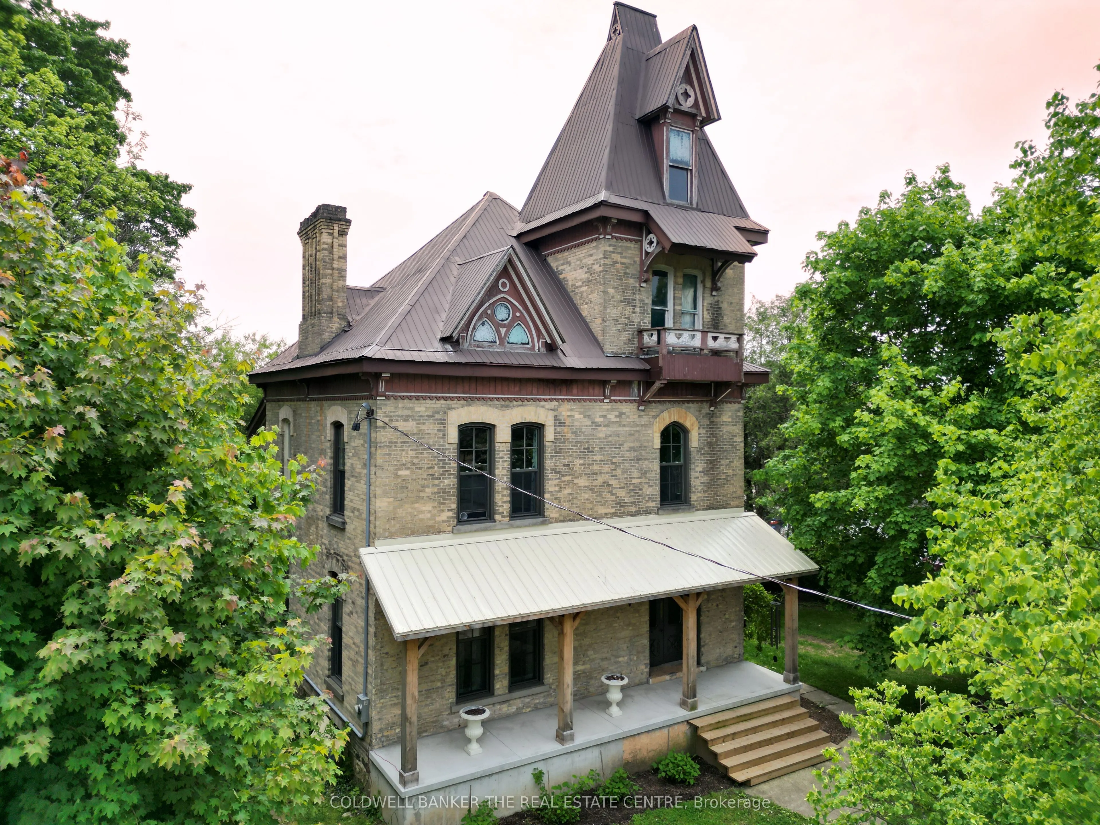 150 Wellington Street E