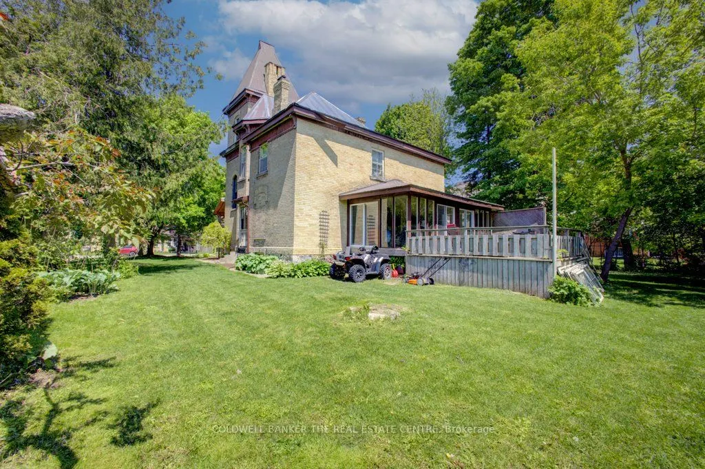 150 Wellington Street E