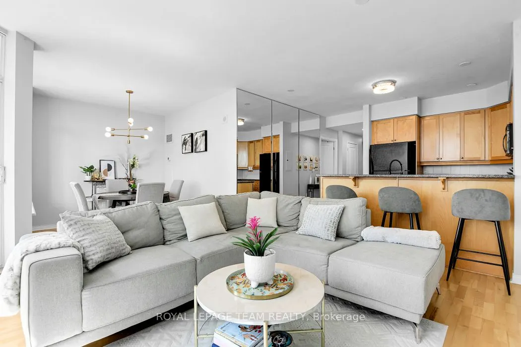 570 Laurier Avenue W, #701