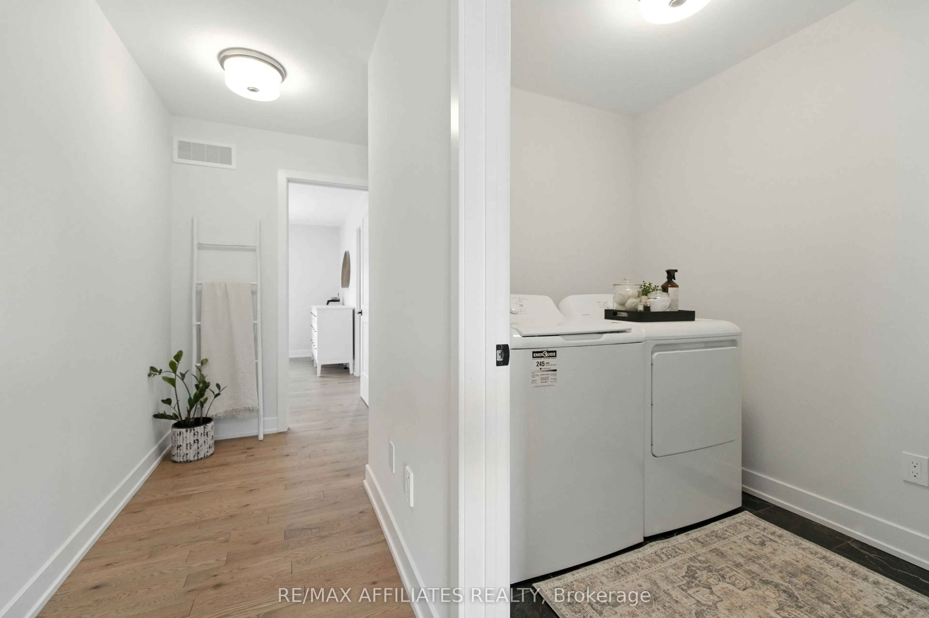 142 Thomastreet Street S