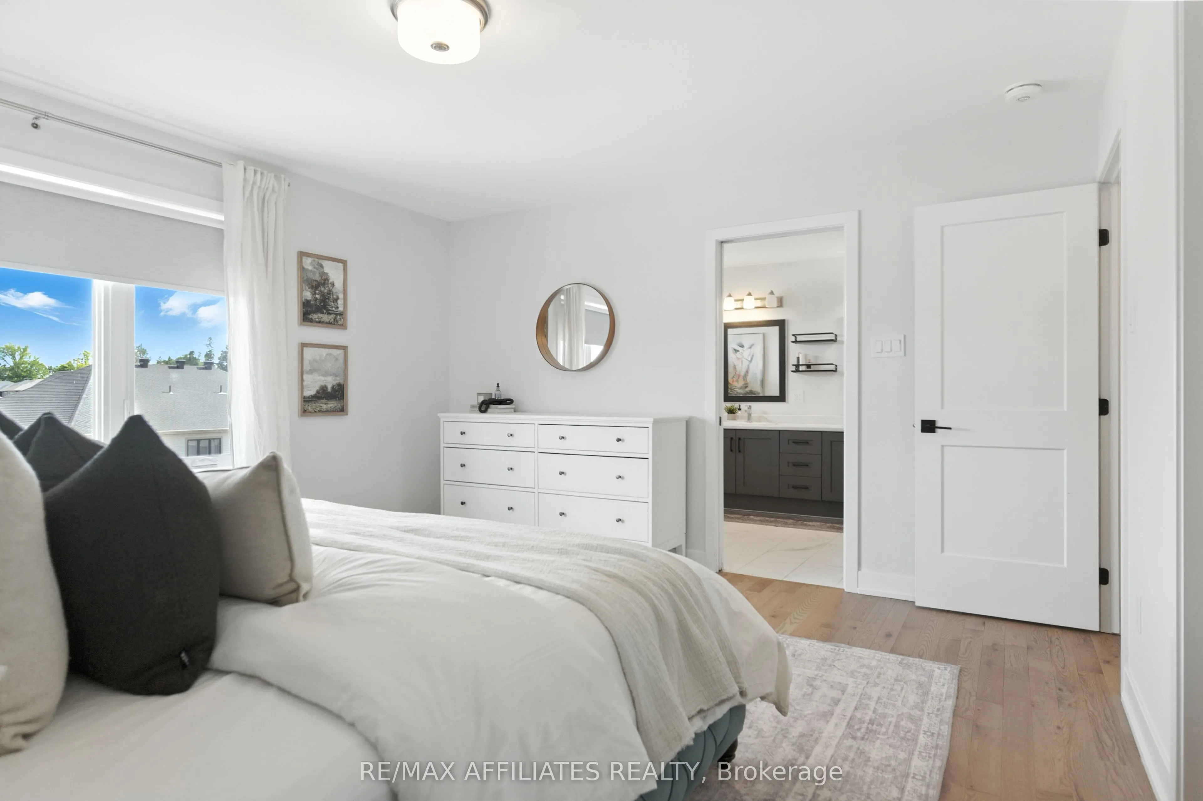 142 Thomastreet Street S