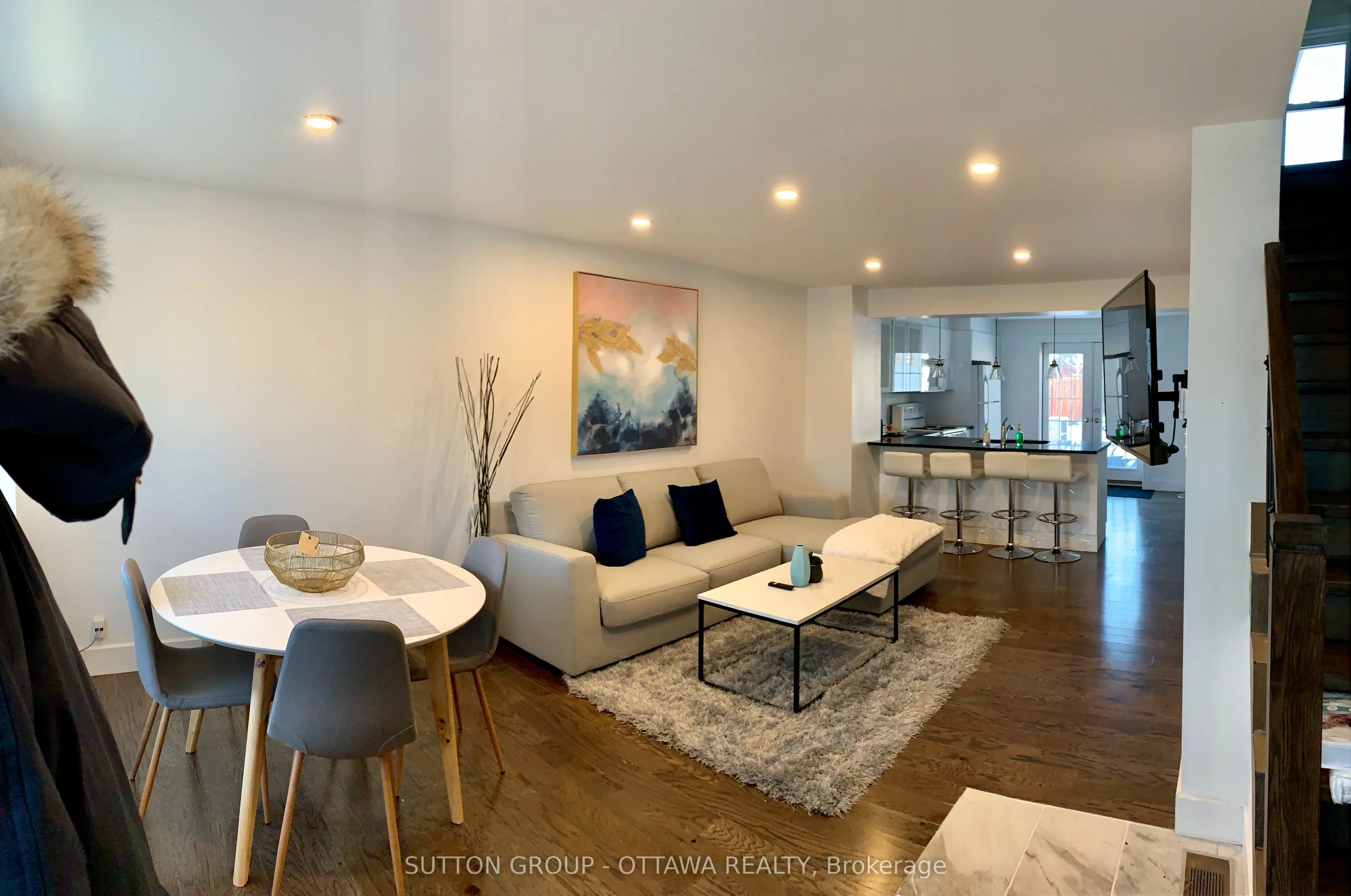 323 MONTFORT Street