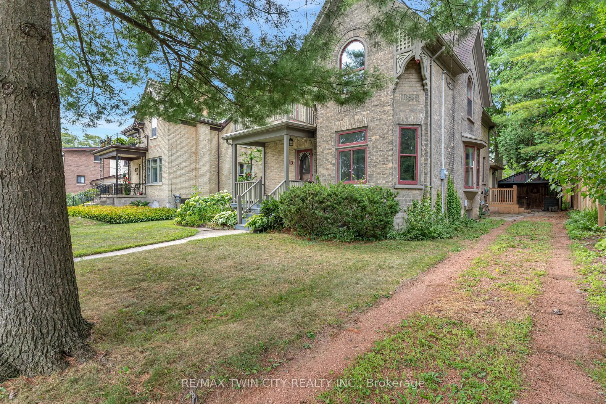 19 Roland Street
