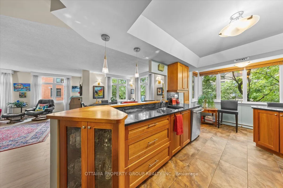 215 Somerset Street W