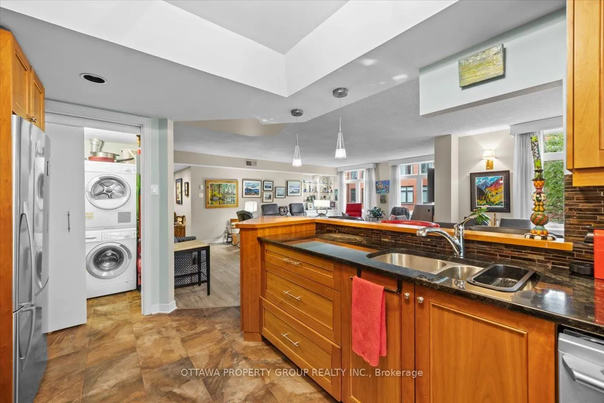 215 Somerset Street W
