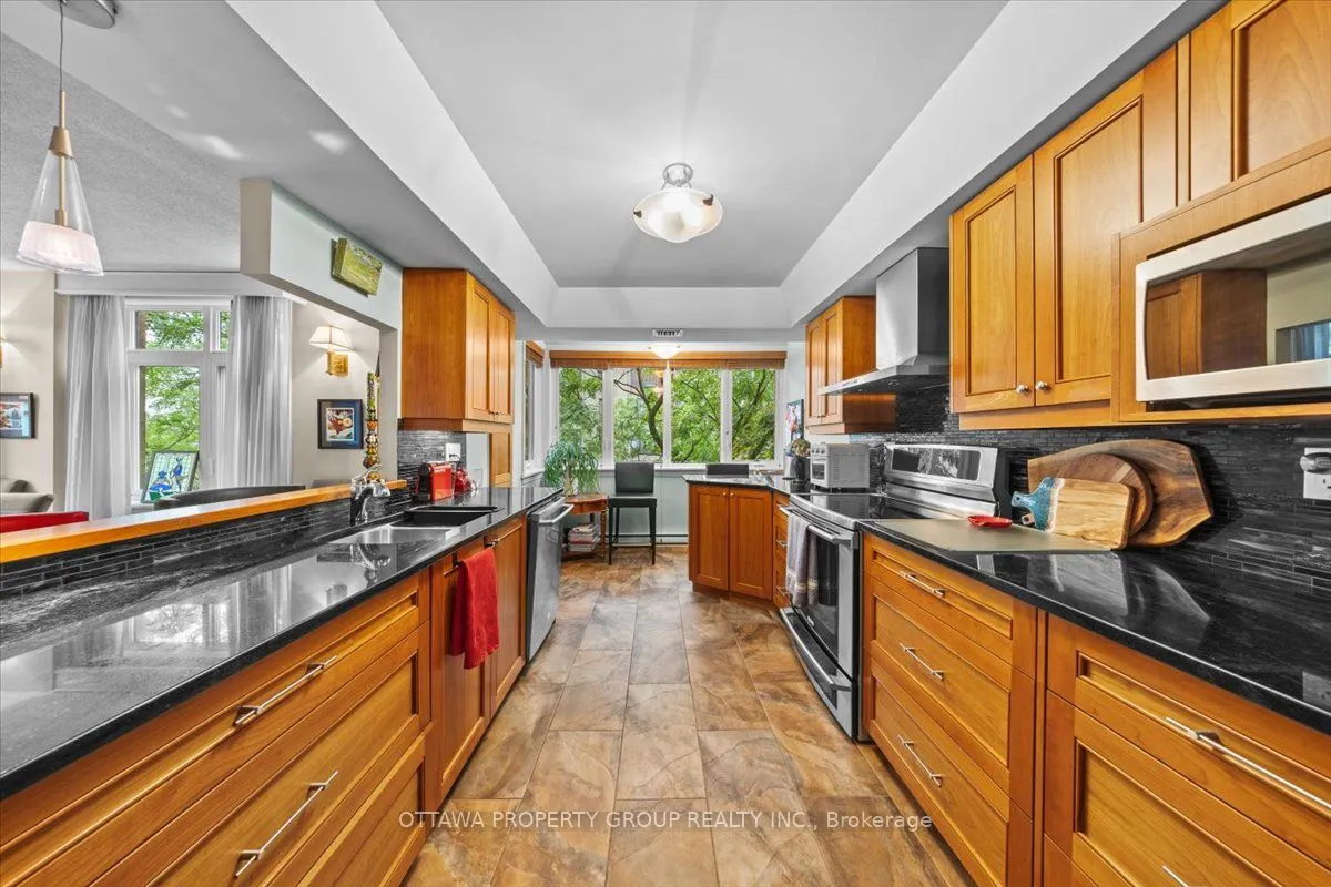 215 Somerset Street W
