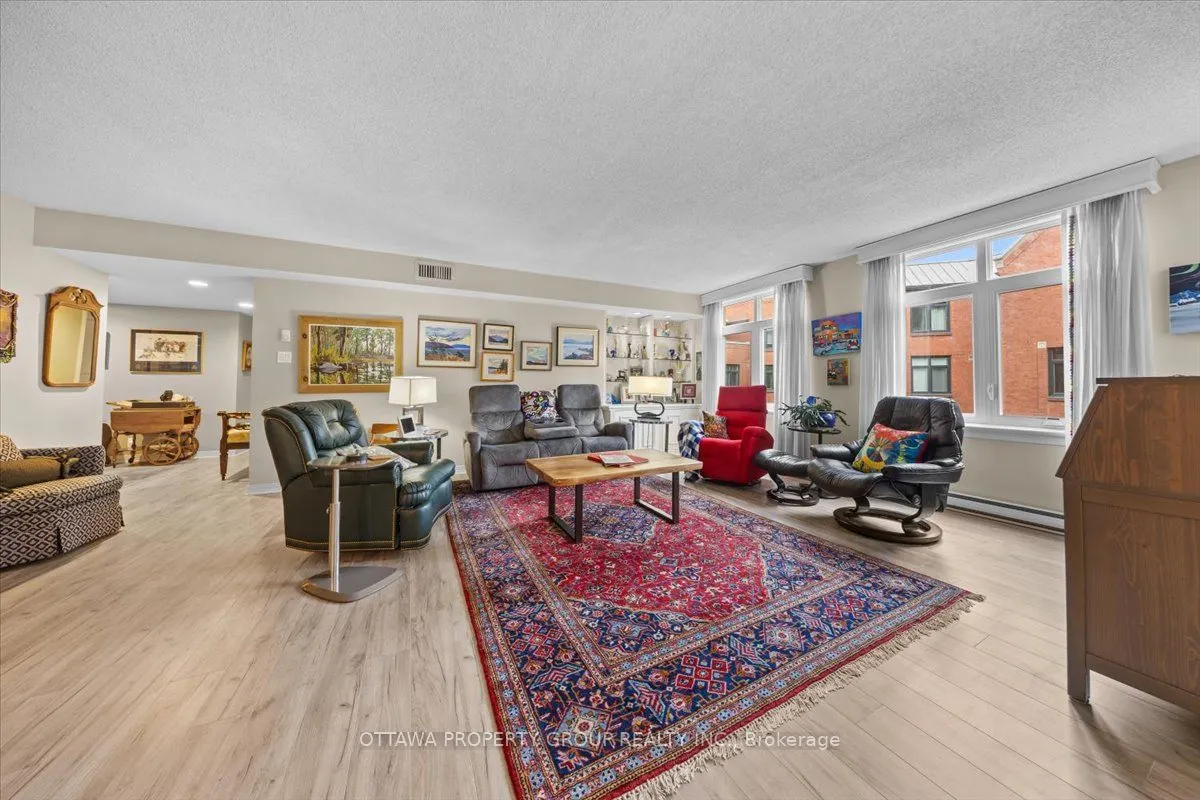 215 Somerset Street W