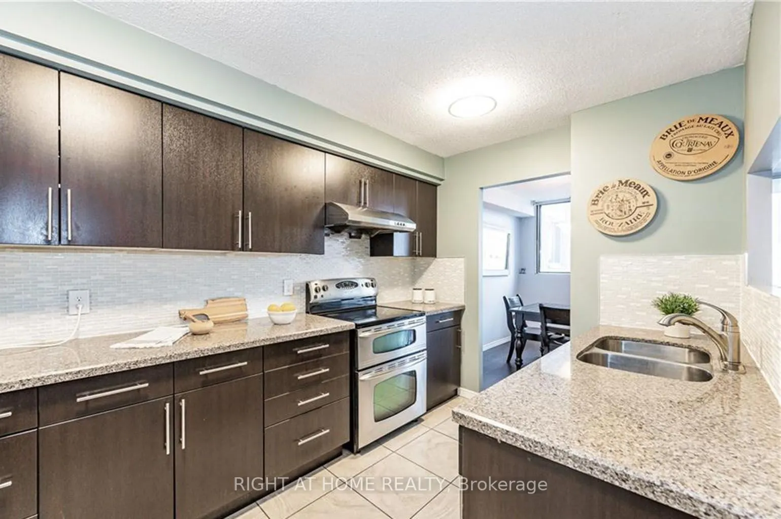 375 King Street N, #903