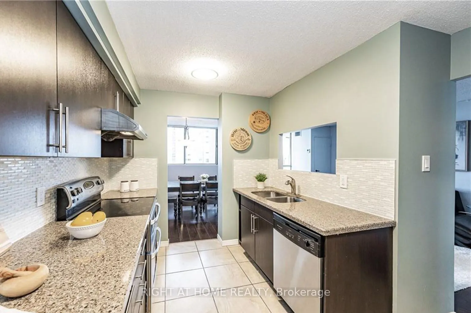 375 King Street N, #903