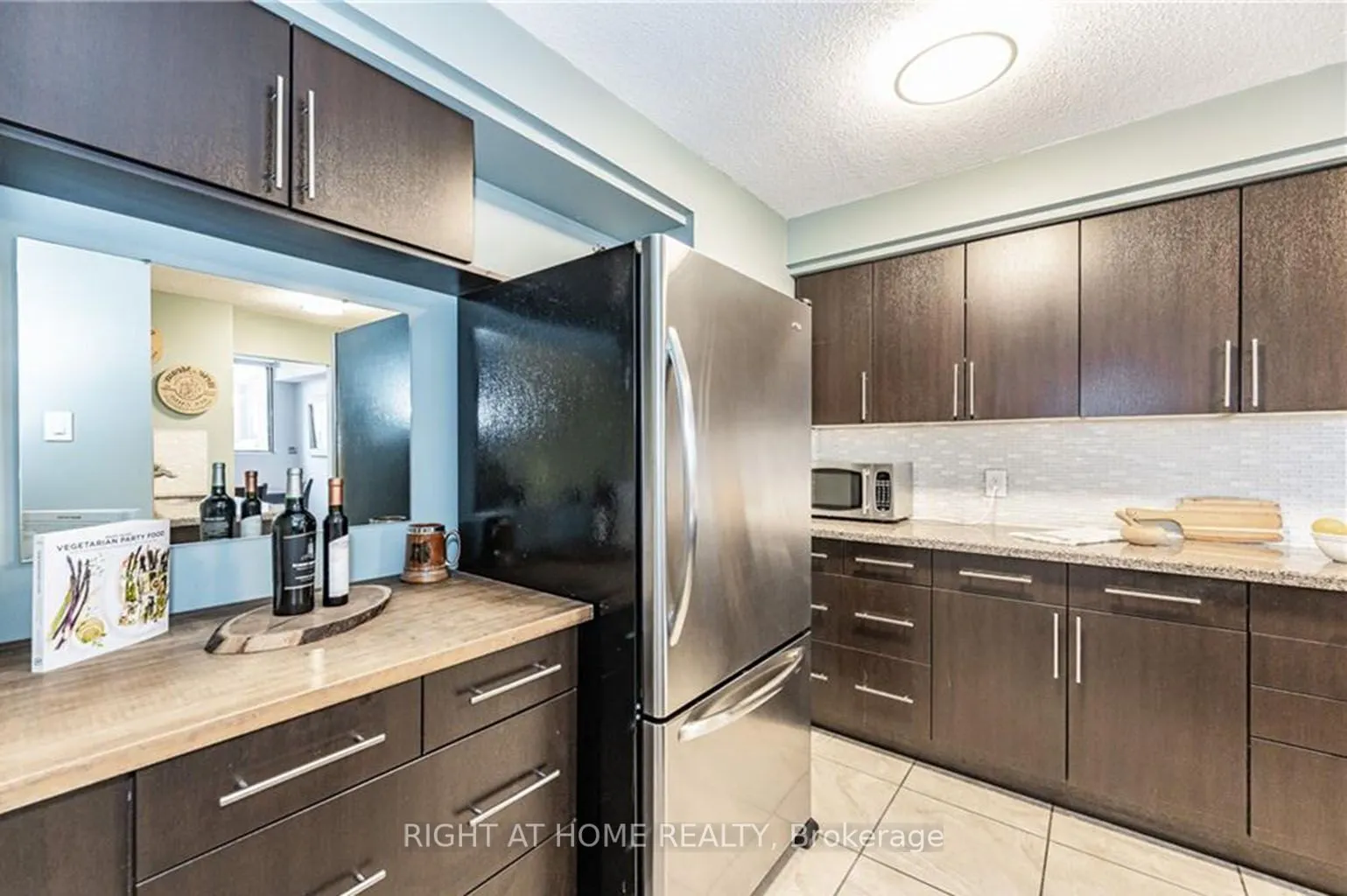 375 King Street N, #903