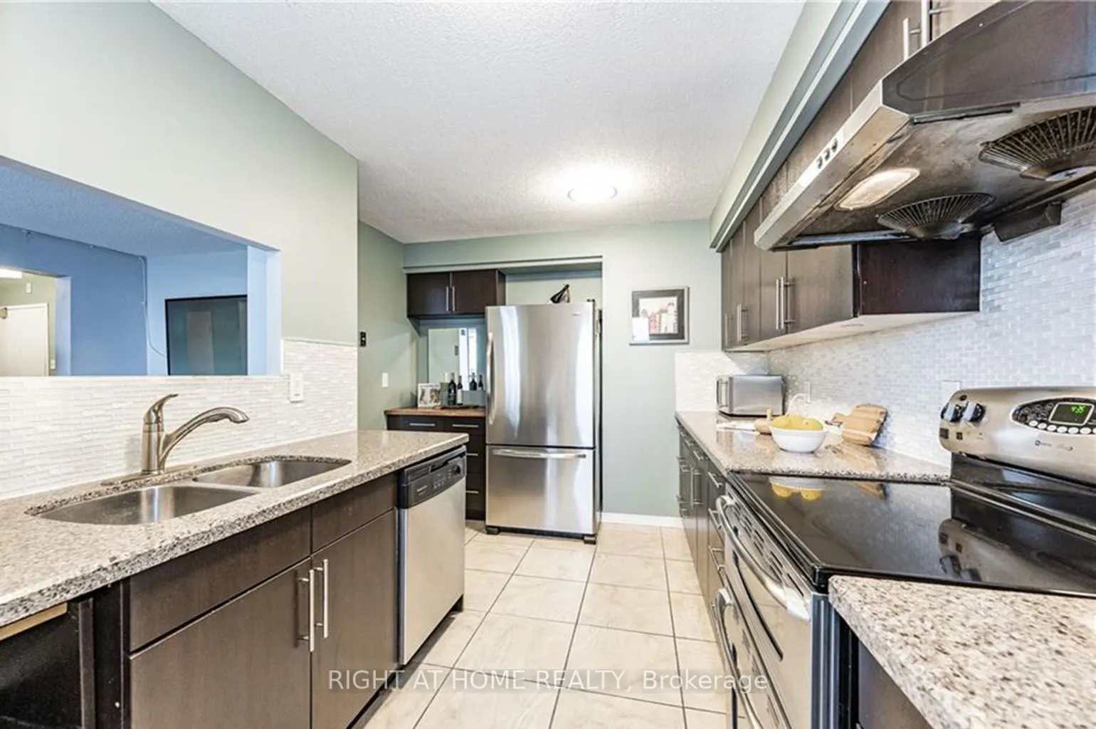 375 King Street N, #903