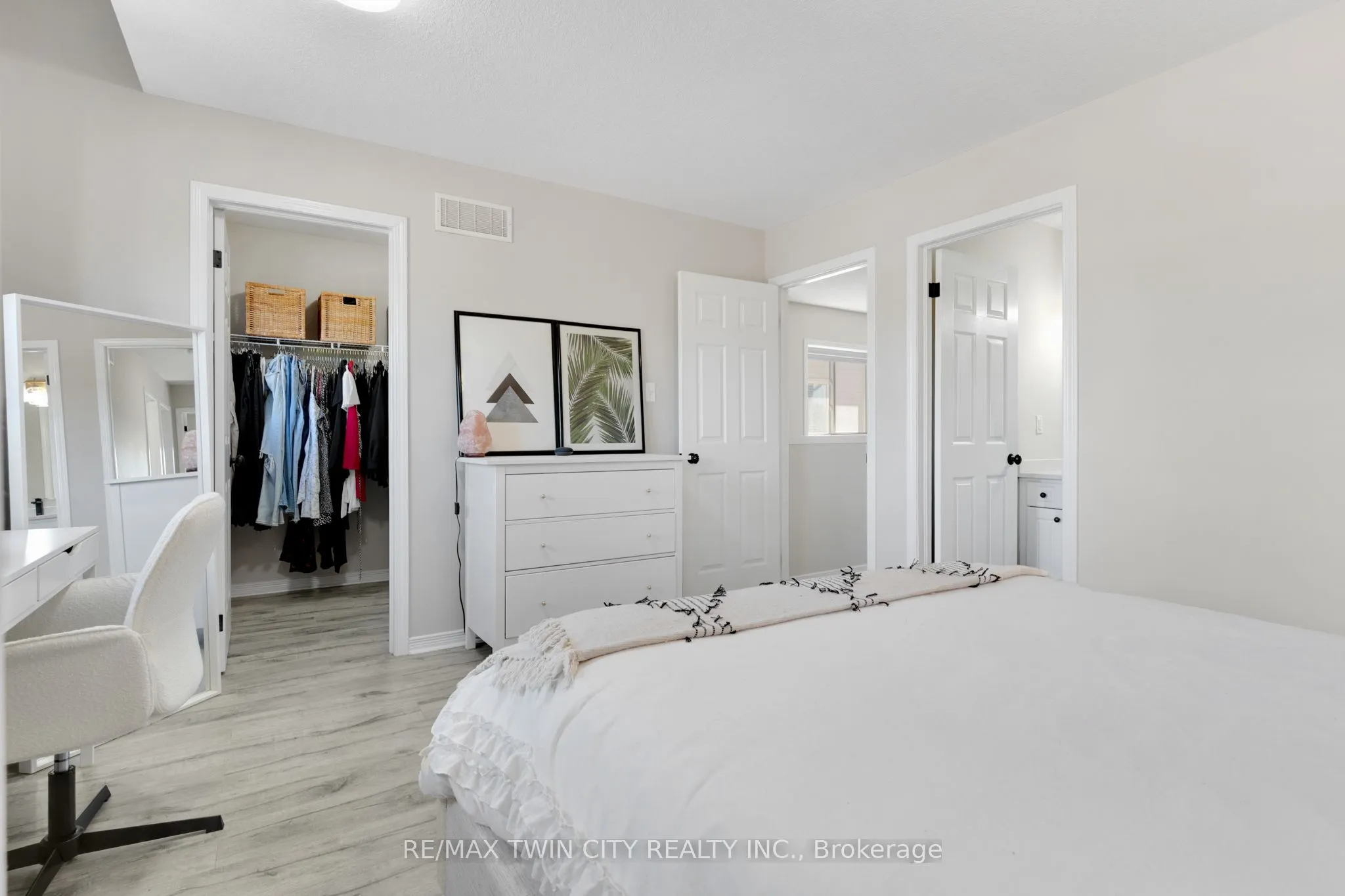 6 Upper Mercer Street, #H32