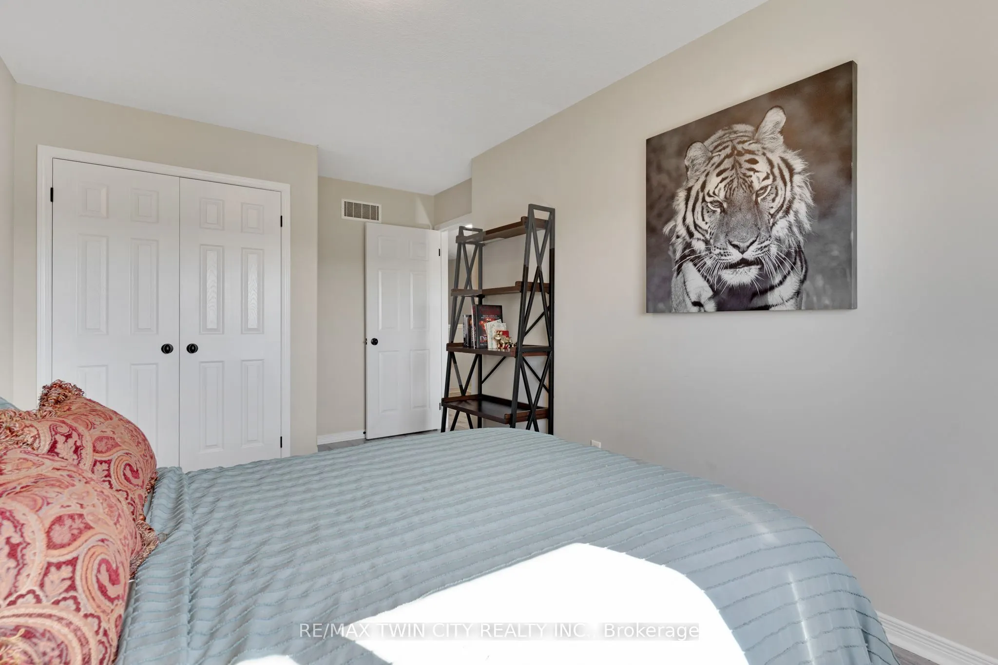 6 Upper Mercer Street, #H32