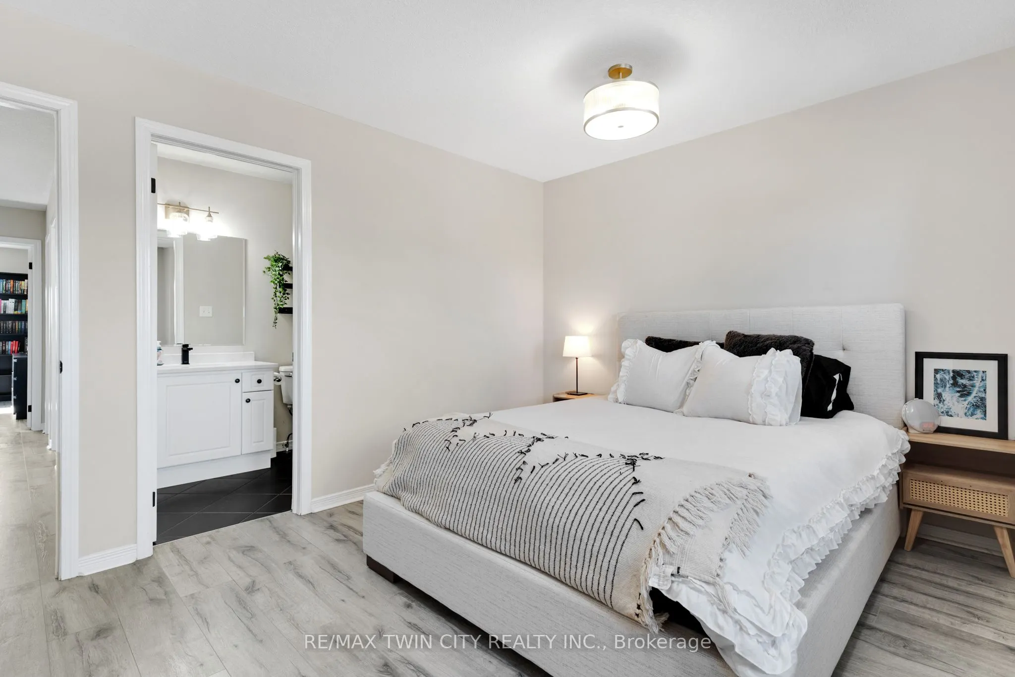 6 Upper Mercer Street, #H32