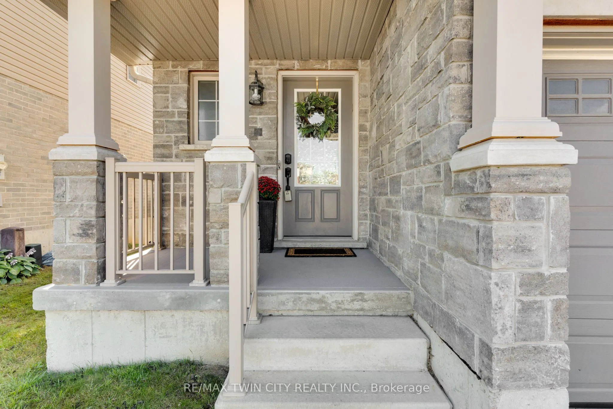 6 Upper Mercer Street, #H32