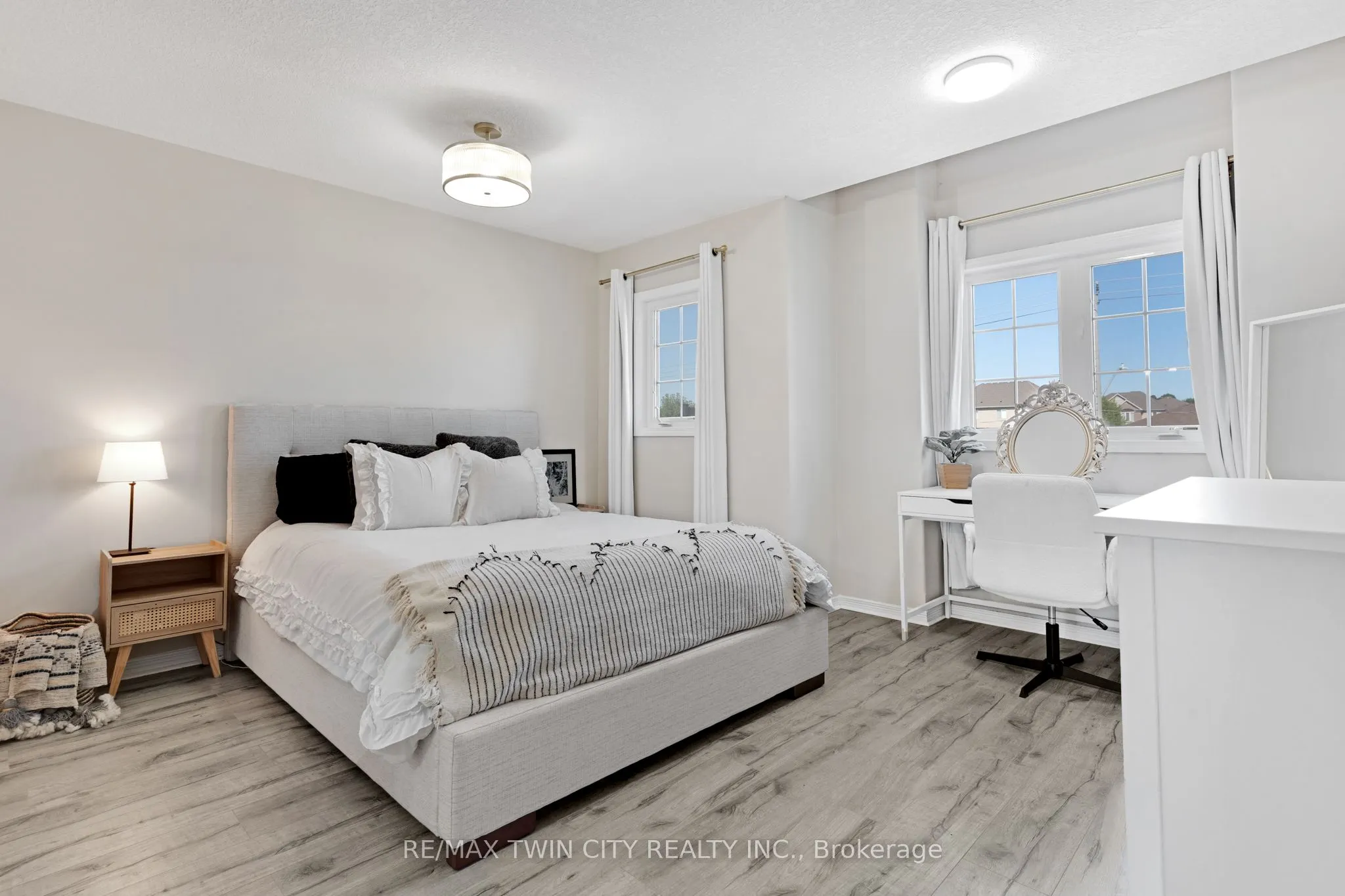 6 Upper Mercer Street, #H32