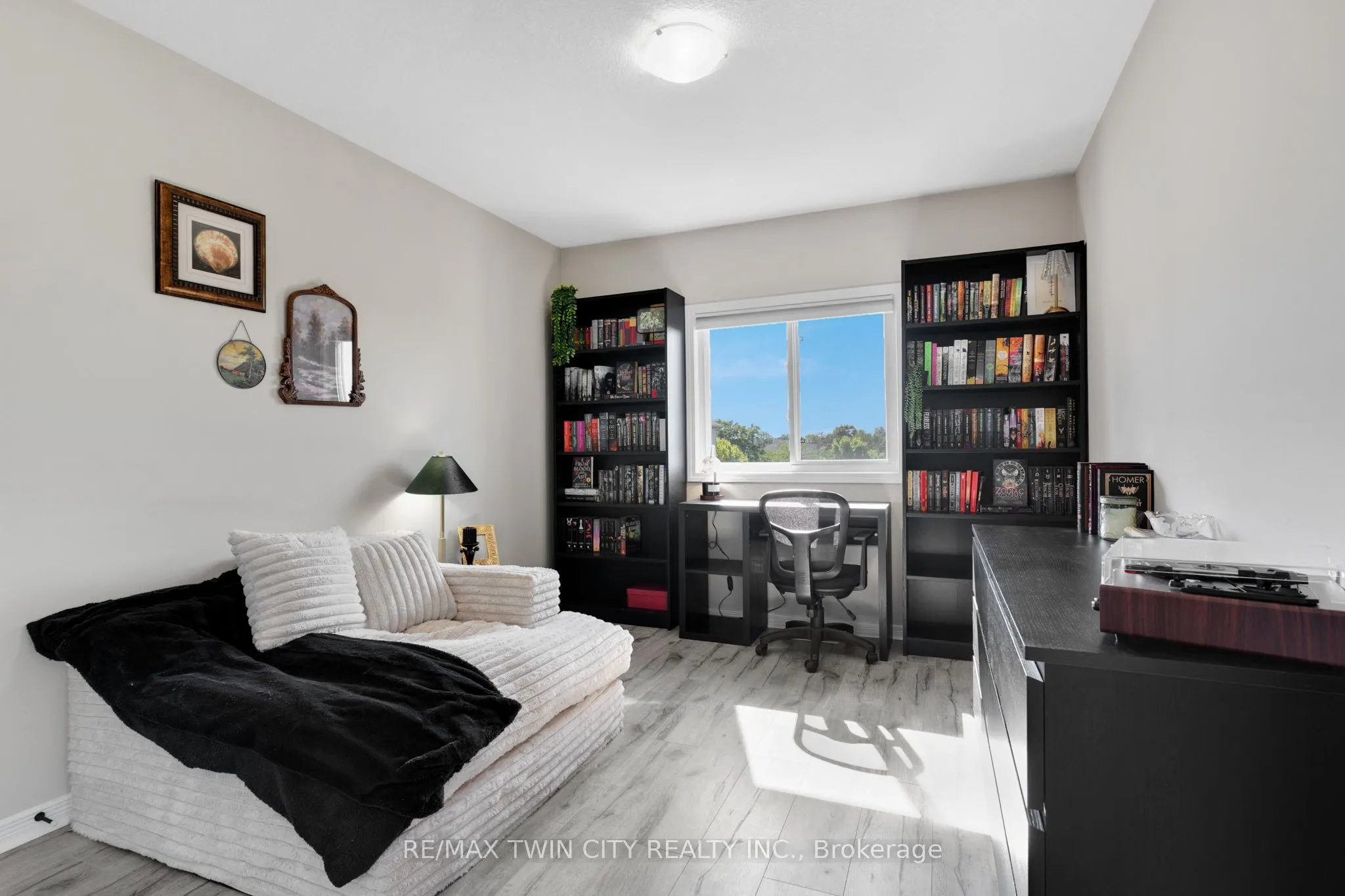 6 Upper Mercer Street, #H32