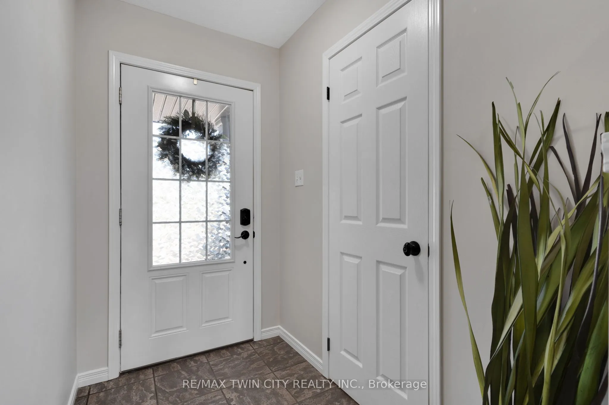 6 Upper Mercer Street, #H32
