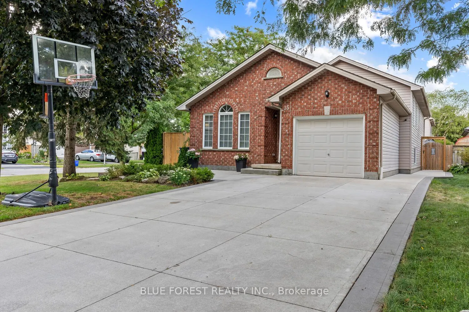 35 Bowcott Crescent