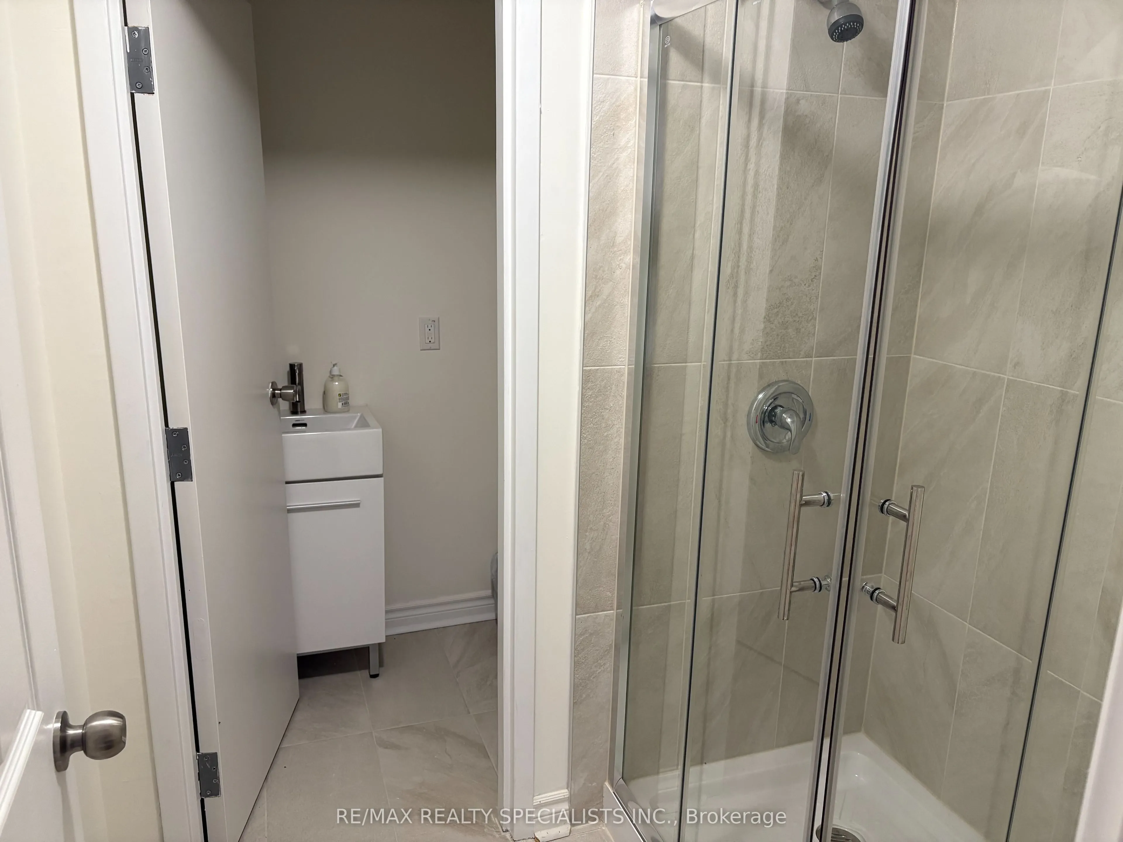105 Queenston Street, #204