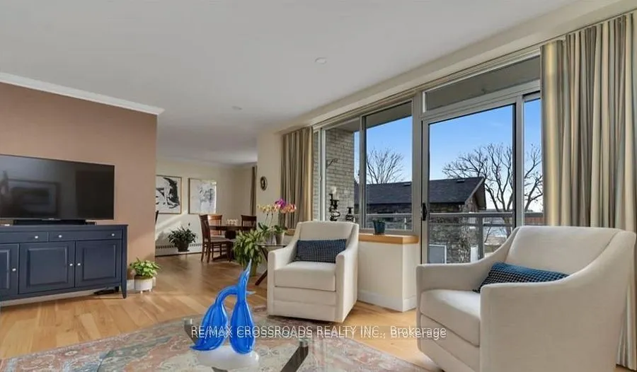 1 Mowat Avenue, #209
