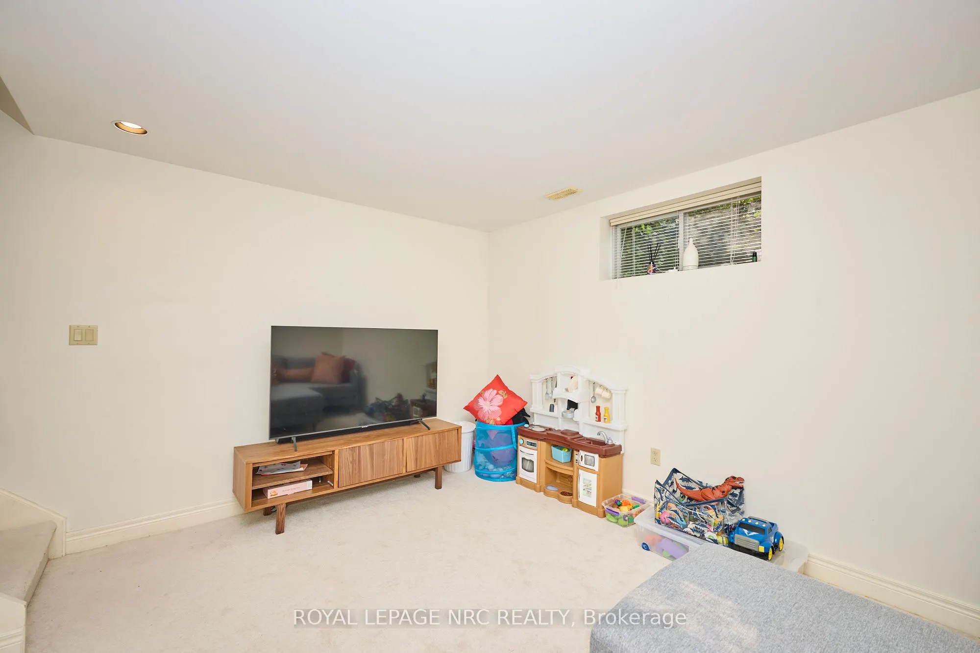 330 John Street W