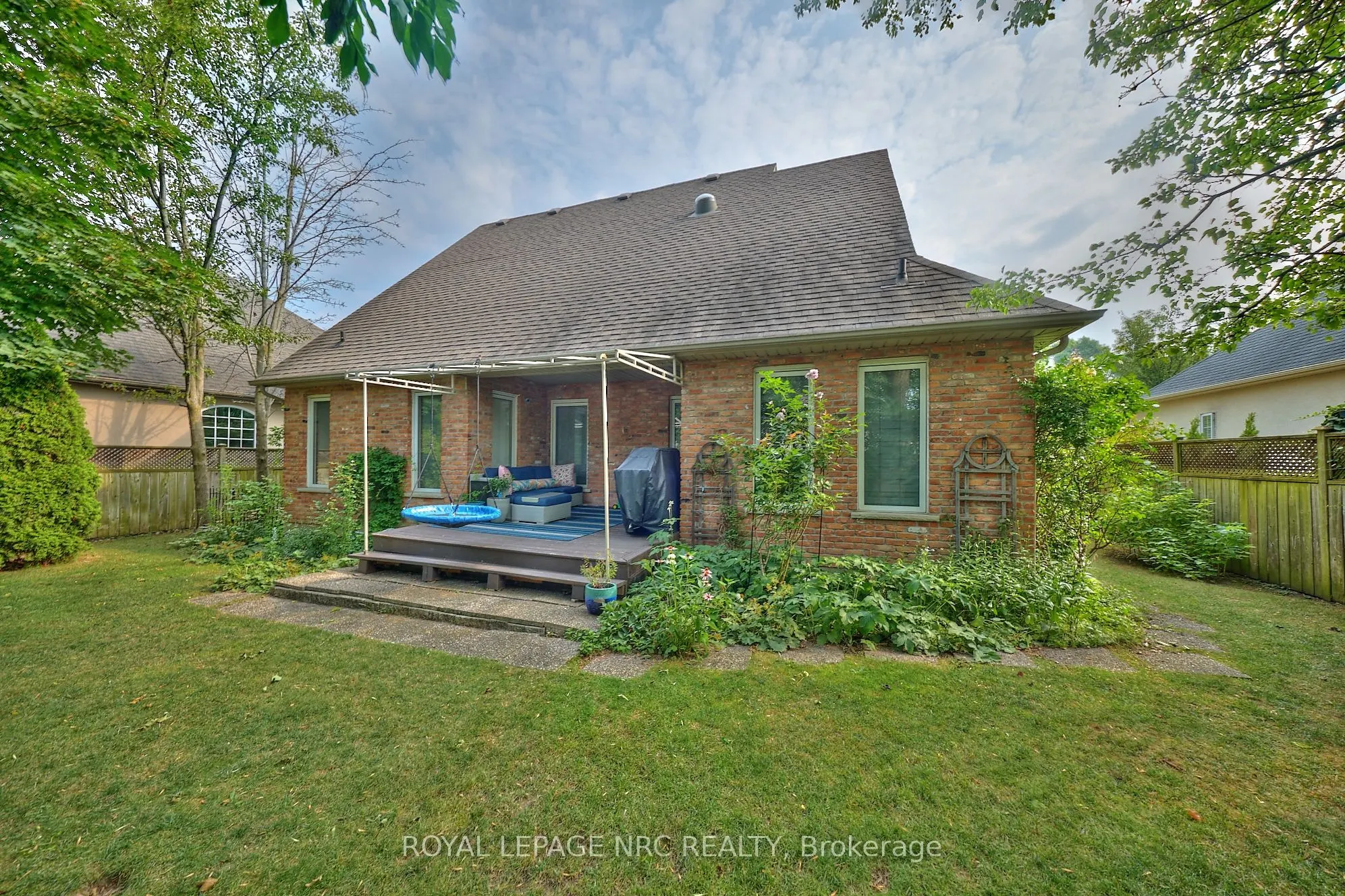 330 John Street W