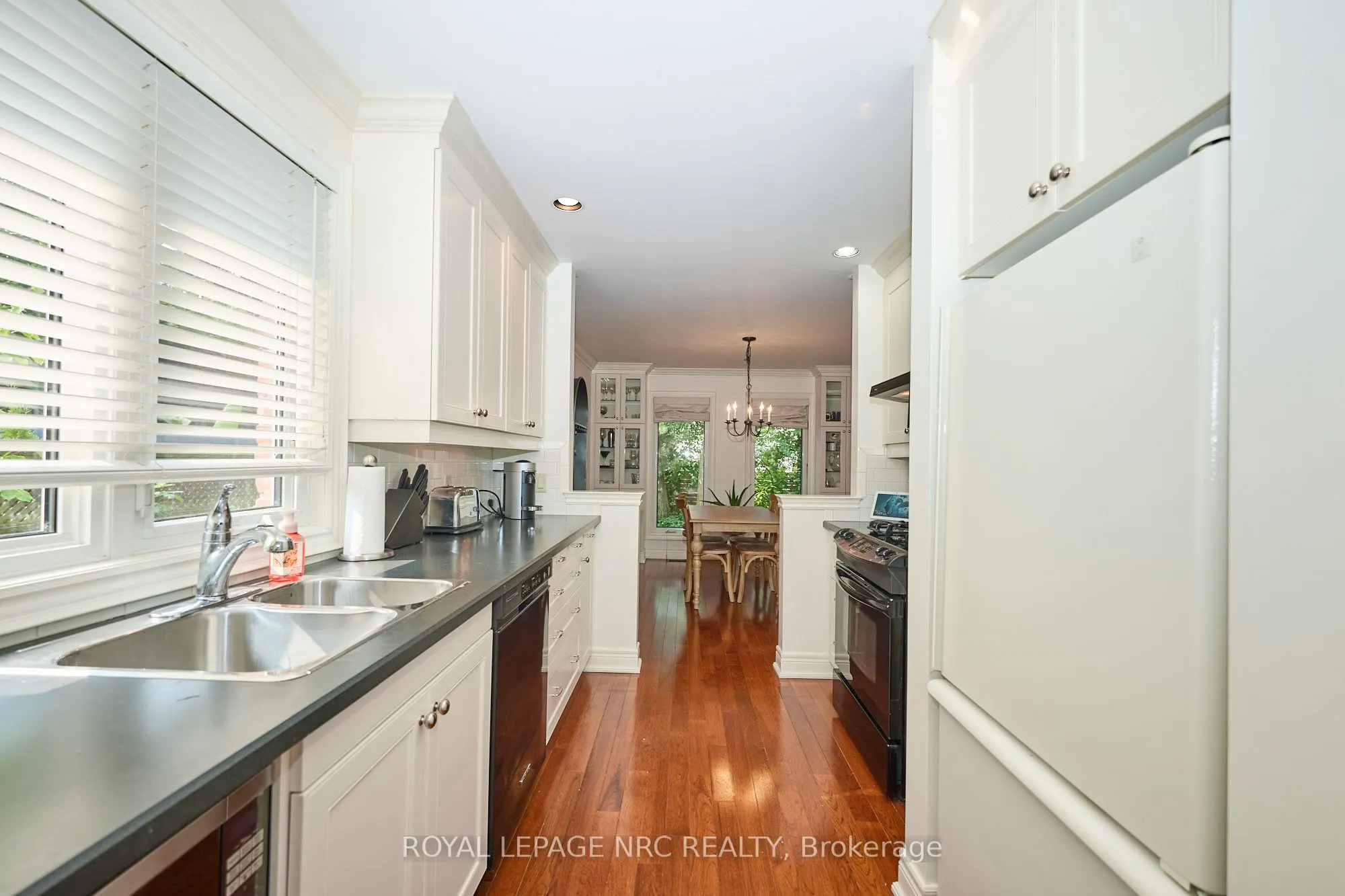 330 John Street W