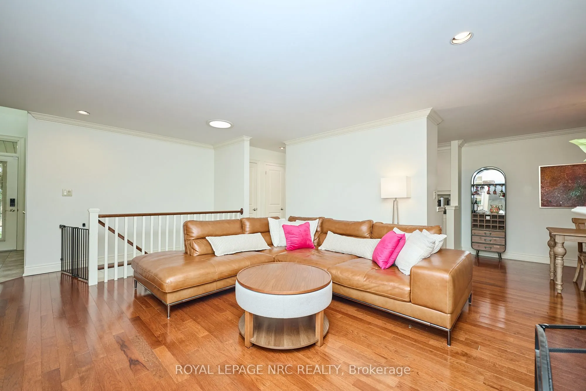 330 John Street W