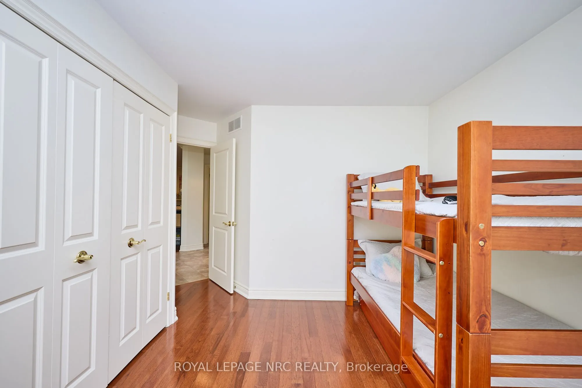 330 John Street W
