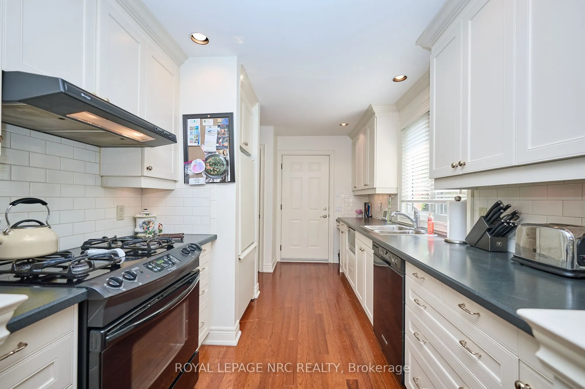 330 John Street W