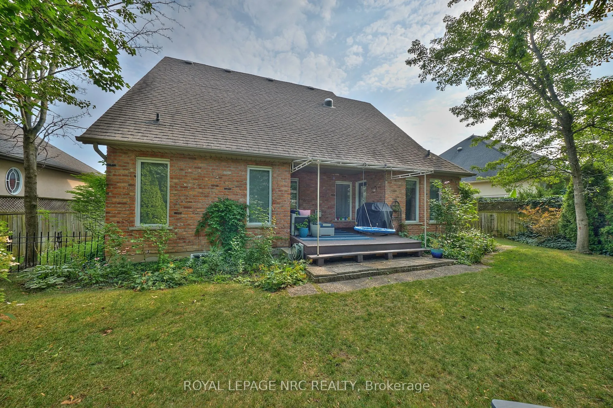 330 John Street W