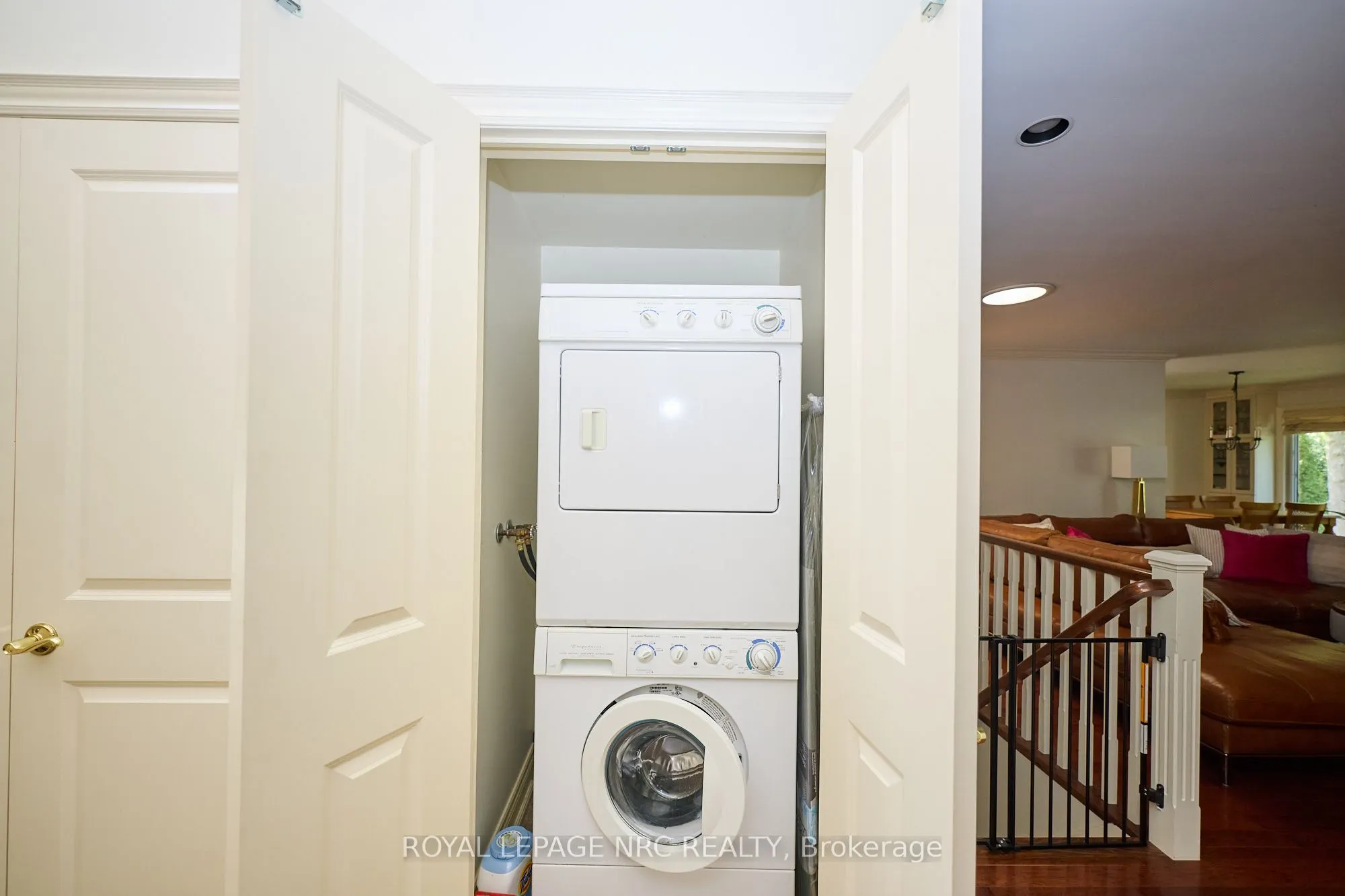 330 John Street W