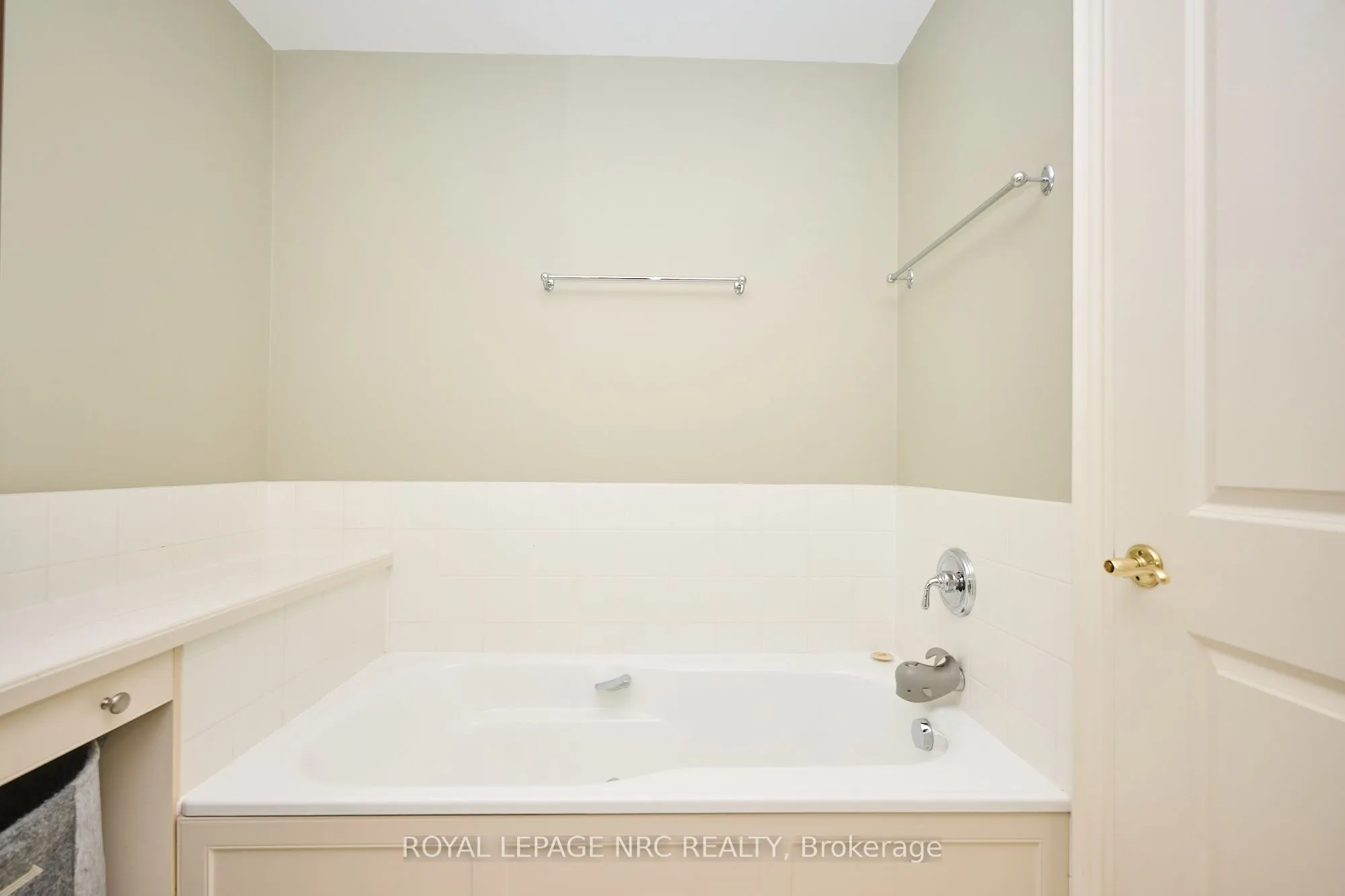 330 John Street W