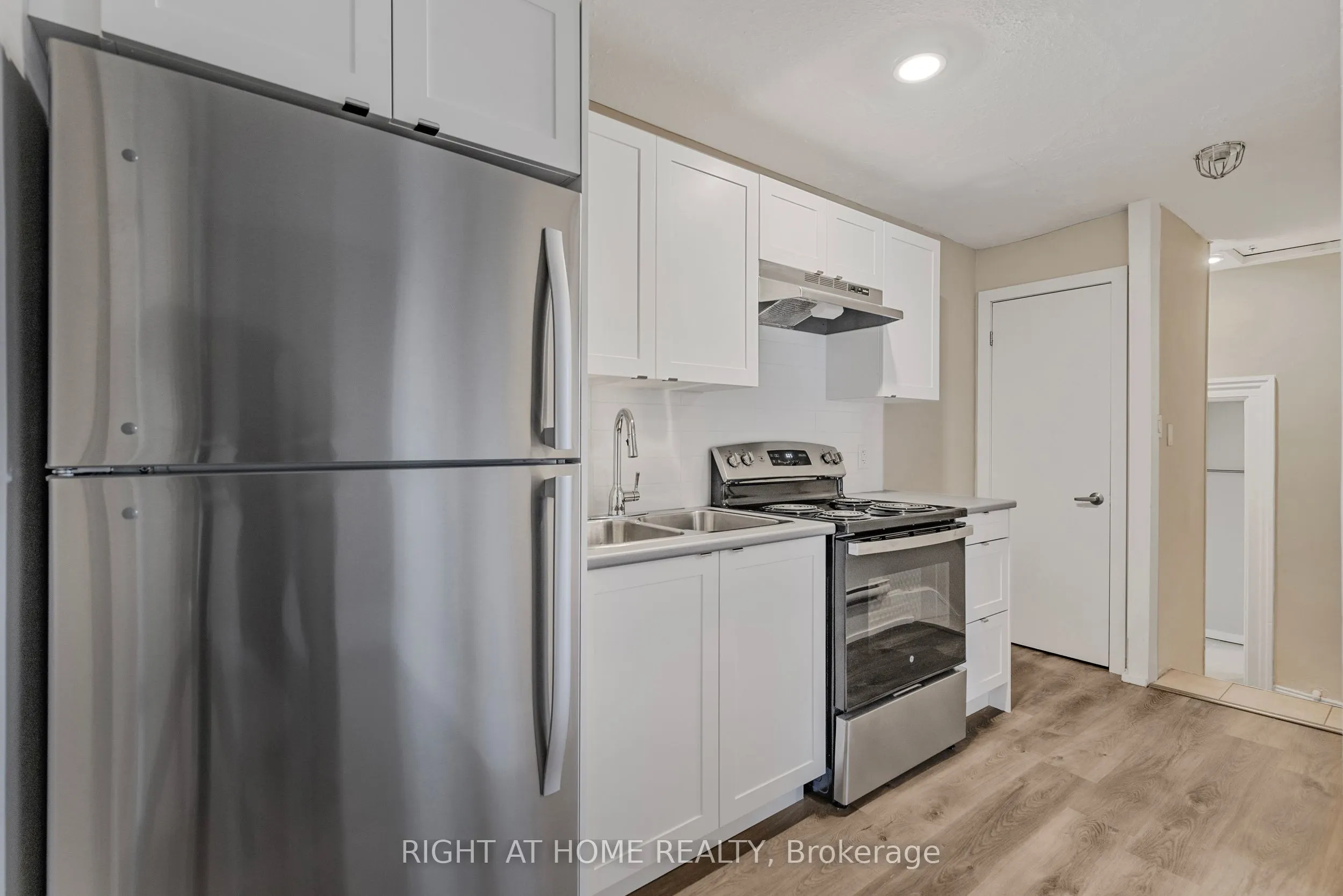 82 Welland Avenue, #10
