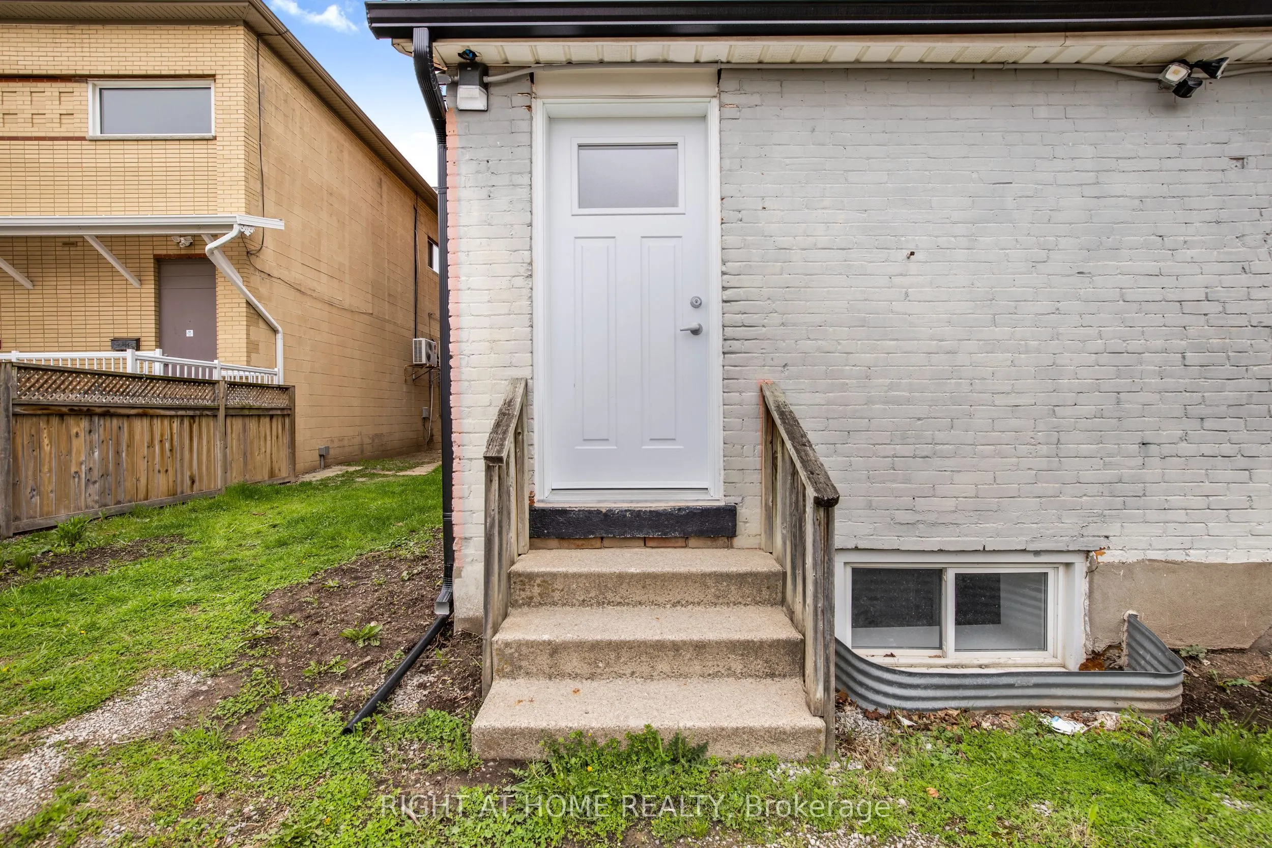 82 Welland Avenue, #10